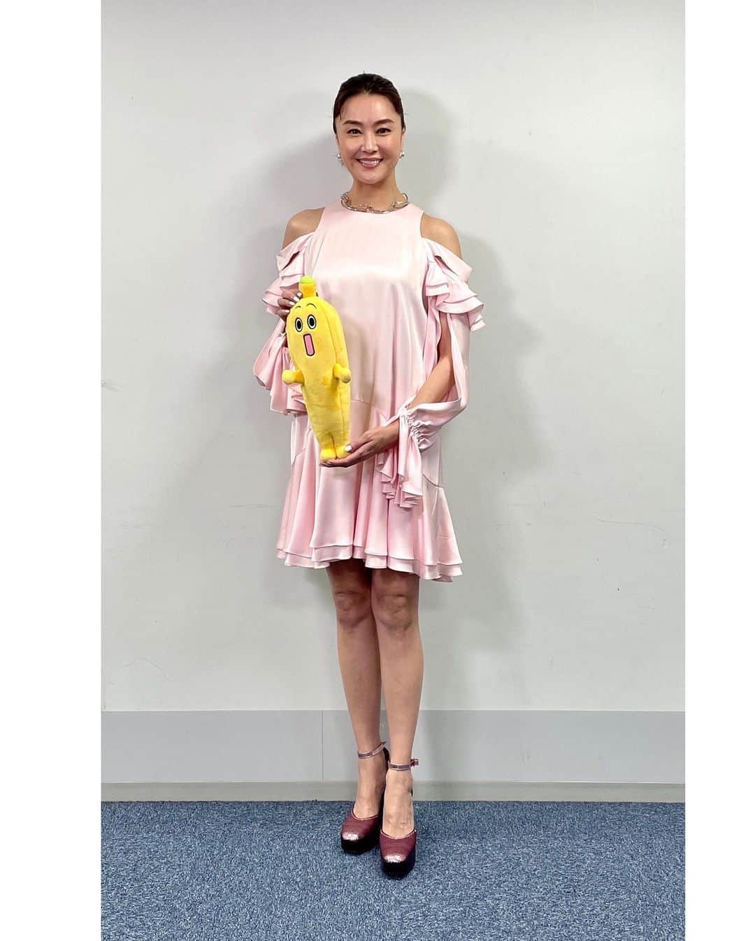 観月ありささんのインスタグラム写真 - (観月ありさInstagram)「テレビ東京「テレ東音楽祭2022夏」生放送 ご覧くださった皆さまありがとうございました！！  「TOO SHY SHY BOY!」〜「Happy wake up!」〜「サジタリウス」と盛り沢山なスペシャルメドレーでした✨  懐かしの「Happy wake up!」も久しぶりに歌えて楽しかったです😊  皆さんも楽しんでいただけましたでしょうか〜😆？ 私は今日は少し落ち着いて歌唱できました💦😅  #テレビ東京 #テレ東 #テレ東音楽祭 #TOOSHYSHYBOY #Happywakeup #サジタリウス #観月ありさ #Georg_Jensen　 #ジョージジェンセン」6月22日 23時44分 - alisa_mizuki