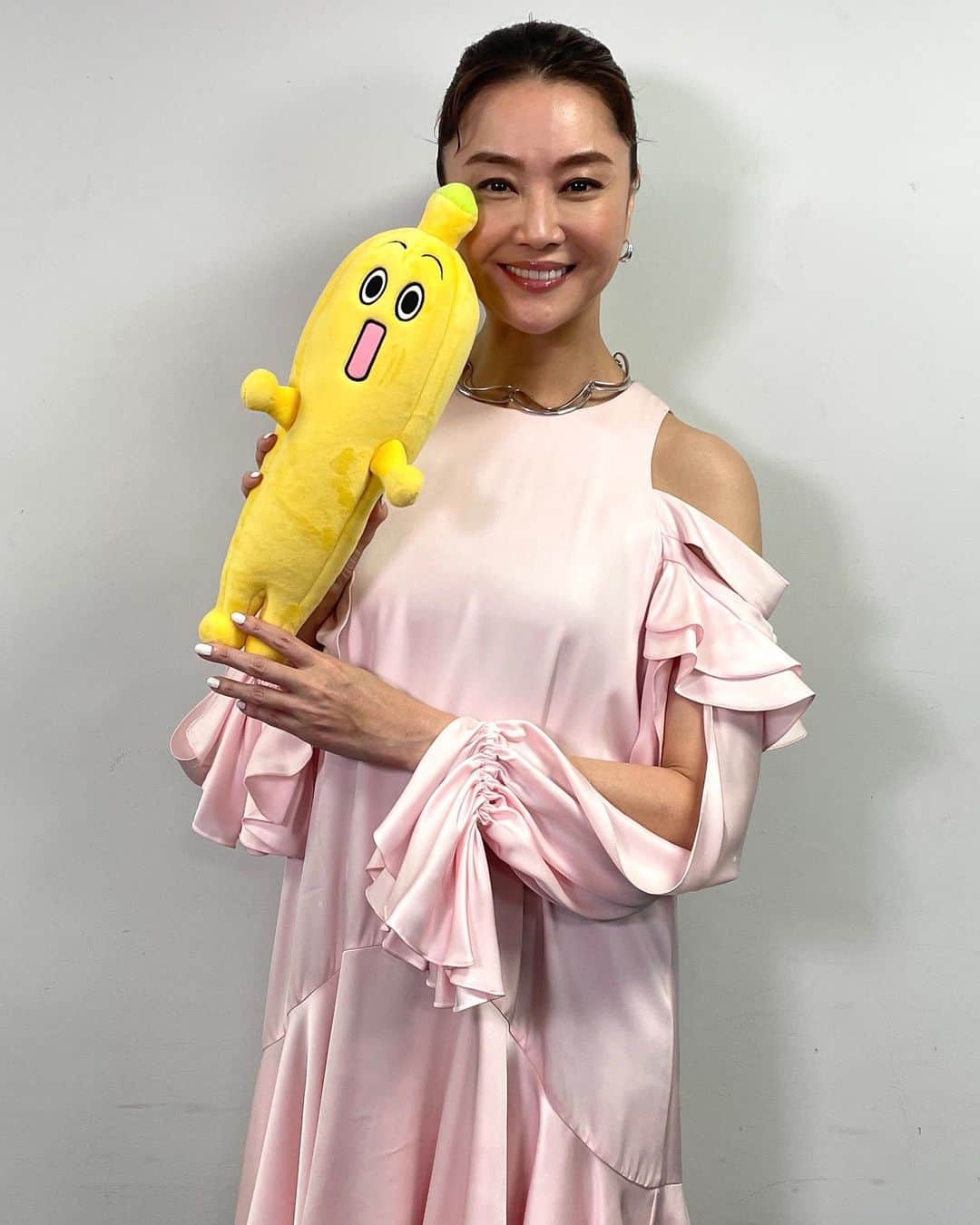 観月ありささんのインスタグラム写真 - (観月ありさInstagram)「テレビ東京「テレ東音楽祭2022夏」生放送 ご覧くださった皆さまありがとうございました！！  「TOO SHY SHY BOY!」〜「Happy wake up!」〜「サジタリウス」と盛り沢山なスペシャルメドレーでした✨  懐かしの「Happy wake up!」も久しぶりに歌えて楽しかったです😊  皆さんも楽しんでいただけましたでしょうか〜😆？ 私は今日は少し落ち着いて歌唱できました💦😅  #テレビ東京 #テレ東 #テレ東音楽祭 #TOOSHYSHYBOY #Happywakeup #サジタリウス #観月ありさ #Georg_Jensen　 #ジョージジェンセン」6月22日 23時44分 - alisa_mizuki