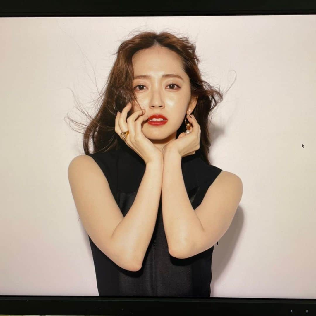 鈴木愛理さんのインスタグラム写真 - (鈴木愛理Instagram)「✴︎ #🐯💄 ⁡ Abemaオリジナルドラマ「ANIMALS-アニマルズ-」 ついに明日21:45〜初回放送です！！！ ⁡ ドキドキ！！！！！！！！ ⁡ 初回はなんと、70分越えの拡大スペシャル！ 拡大にも程ある！！🤣 それだけみんなの気合いと愛が詰まってます。 ⁡ 先日、大きなポスターがAbemaに飾ってあり 実感がじわじわと湧いたばかりなのに、もう明日か...としみじみ。 ⁡ あ、前日ということで一つエピソードを。 このキービジュアルの撮影は、実は私の誕生日当日の夜にしたものでした🎂🫧 ⁡ この日は朝からドラマの撮影もしていて お昼にも現場でサプライズお祝いしていただいたのに、、、また夜にもポスター撮影チームにお祝いしていただいて、、、🥺 ⁡ 28歳の初日も幸せいっぱいでした🫶 ⁡ 温かい最高のチームでお届けする 大逆転ラブストーリー。 ⁡ お見逃しなく！ #ANIMALS🐯💄  #使われなかったアザーカットも！ #ネックレスが光放ちまくってる」6月23日 1時05分 - airisuzuki_official_uf