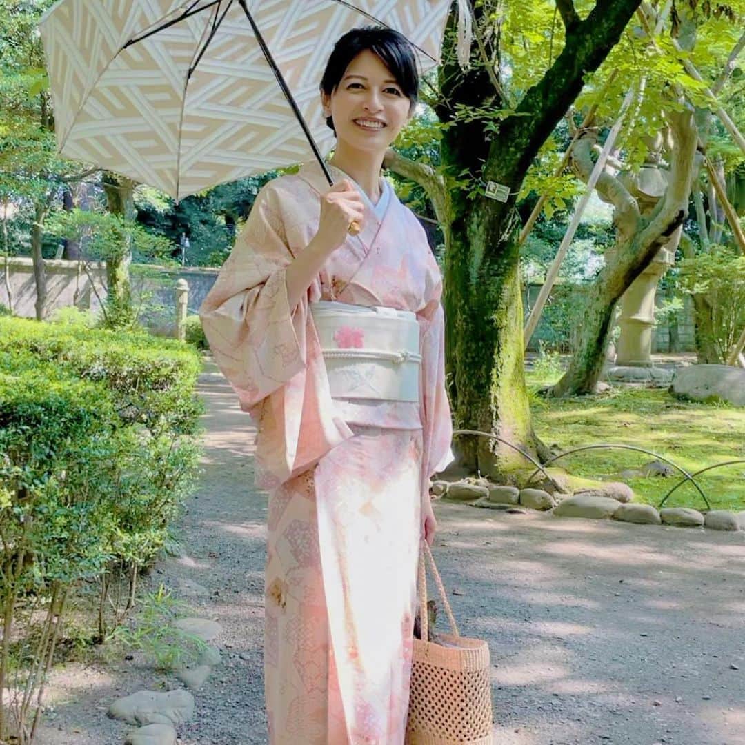 太田景子さんのインスタグラム写真 - (太田景子Instagram)「先日、生け花の展覧会へ行ってきました🌸  師事しているお花の先生の作品(写真２枚目です💕)をはじめ、師範の先生方の素晴らしい生け花の数々を拝見させていただき、とても感化されてきました☺️🙌🏻  一輪のお花ととことん向き合い、対峙し、最大限に魅力を引き出す華道の世界は、お花や花木の知識だけでなく、花器の素材や個性、世界情勢から歴史に至るまで、深い洞察と芸術的感性が生み出す唯一無二の空間であることを改めて感じました😇  #華道 #生け花展 #花のプレリュード #草月流 #着物 #コーディネート #着物コーディネート #小紋 #単衣 #ピンク #ピンクコーデ #japan #japaneseculture #sogetsu #flowers #kimono #japanesetraditional #japanesecostume #pink」6月23日 8時00分 - keiko_ota1121