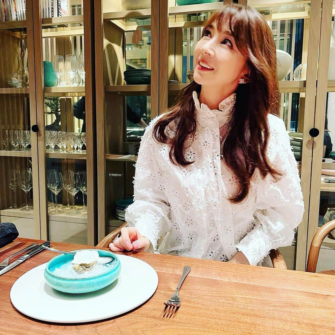 君島十和子さんのインスタグラム写真 - (君島十和子Instagram)「お肌も髪の毛も 筋肉も骨も 「食べたもので 出来てる」って最近 体感があり！ いい加減にしてたら てきめんに身体全体が しわっしわ🫣 運動しても、ただ 筋肉痛になっちゃうだけで、「ハリ」が無い。 からだの筋肉が衰えると 不思議と「顔」も下がるの🫣 最近は 「タンパク質」と 「食物繊維」をしっかり食べてます。  20代の頃は知識も情報も体感も無かったから 「ダイエット」や 「美肌」の為にひたすら カロリーだけ気にしてた。それって大間違いですよね。  今は 🍖🐟🫘中心！ そして 『腸内環境ケア』の為に 食物繊維と発酵食品を 食べるようにしてます！  簡単メニューは アメブロにも 書きました🍅🙂  #うちの会社美肌が多い #腸活マイスターのいる会社#ftcbeauty.staffに 毎月腸活講座#20代から続けてたら良かったこと #筋肉＃善玉菌#スキンケア#50代美容#今からでも遅くない#あとは やるかやらないかだけ😘#夫婦の食事記録」6月23日 8時12分 - ftcbeauty.official