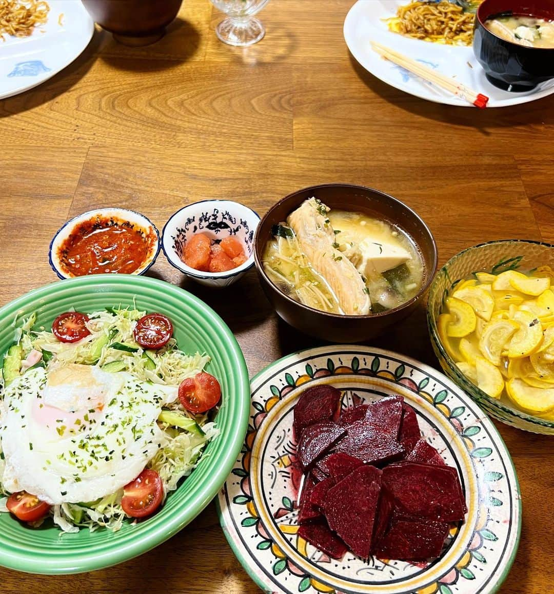 西山茉希さんのインスタグラム写真 - (西山茉希Instagram)「#西山食堂 #平日の連麺  キッチンに立ちたくない日は無いけど、 ご飯炊くのがめんどくさいと思う日はある。  研いで押すだけなのにね。 🥱🥴🥱  #それぞれがどれだけ残るか #ご飯食べたがったらストックレンチン #チビーズ見守りながらスタンバイ  母さんプレート、 "残り物"って呼んだらそーだけど、"日々バイキング"って呼んでおく。  『仕上げはおかーさん』は、 歯磨きだけじゃない。🫠  #洗い終えるまでが食事 #夜の運動会」6月23日 8時34分 - maki.nshiyama50