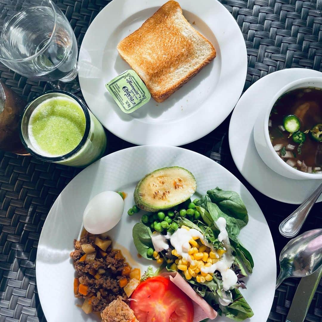 大草直子さんのインスタグラム写真 - (大草直子Instagram)「Buenos días🇲🇽大変なトランジットを経て、ようやくメキシコはロスカボスに到着しました😁  久しぶりの海外、久しぶりのスペイン語だらけ。スペイン語で話しかけられ、慌てて、no español por favorと😁日焼けするとね、日系の方に見えるのかしら。  色が深くエナジェティックで。good vibesがそこかしこに。思い切って来て良かった。家族よスタッフよ、ありがとう✨❤️  今回メキシコ旅行を敢行した理由、今日12時アップの @amarc_official に書きました。良かったらぜひ✨ @amarc_official  #トランジット中 #あまりに疲れて #マスクしてあくび #思わず手で口をカバー😁 #また通しで着けているのは @amarc_official ストアで #予約受付中の #bonmagique のバロックパール #11ミリです #私が色も形もリクエスト #ブランド名はタップしてね」6月23日 9時11分 - naokookusa