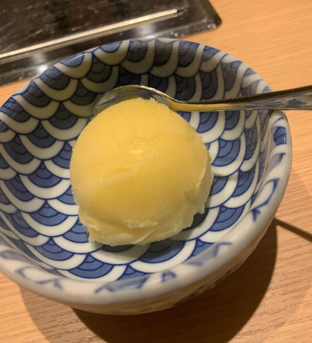 田中悦子さんのインスタグラム写真 - (田中悦子Instagram)「先日の焼肉女子会🥰😏  伺ったお店は 六本木にある 【にく稲】 @nikuine   https://nikuine.com/  こちらは、新潟の雪室で熟成させたA5ランクのお肉がいただけます❣️ そして、生食肉提供店の為、炙りなしで生肉（ユッケ）を楽しめます❣️  コースでしか味えない生肉の肉パフェは絶品❣️  そして焼き物  こちらのお店のロースターは少し変わっていて 下に水が入って遠赤外線で焼き上げるので焦げたりしないし、煙も出ないので匂いがつきません。 女性をエスコートする時はまさにうってつけですね😏  黒毛和牛A5、和牛ハラミ、トリュフ、雲丹、いくら、キャビア、カニなどの高級食材が沢山使われて この雅コース12000円という価格はお得だと思いますよ🥰  〆の土鍋ご飯のお米は新潟の新之助。 美味しかったなぁ😍  女子会でも、デートでも ピッタリのお店です❣️  #にく稲  #六本木焼肉 #六本木グルメ #六本木ディナー #東京焼肉 #肉寿司 #ユッケ #肉パフェ #女子会」6月23日 9時19分 - etsuko.reborn25