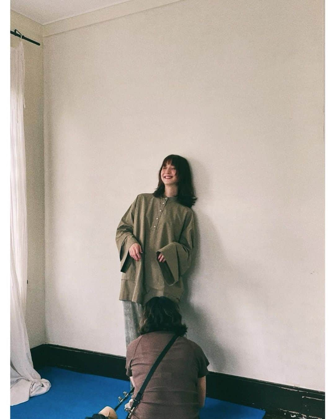 佐々木希さんのインスタグラム写真 - (佐々木希Instagram)「昨日#iNtimite  2022AWの撮影しました！ 物凄く素敵な写真になり、感無量です。 改めてそれぞれプロの方々の凄さをひしひしと肌で感じ、私もより一層、表現と物作りを頑張ろうと思わせてくださり感謝です🙏 こちらは、オフショット！ 早く素敵な写真を皆さまにお見せしたいなぁ✨8〜9月頃にお見せできるかと思います🙇‍♀️  photographer: #金谷章平 さん styling: #加藤かすみ さん hair&makeup #笹本恭平 さん editor: #飯島伊知子 さん」6月23日 10時57分 - nozomisasaki_official