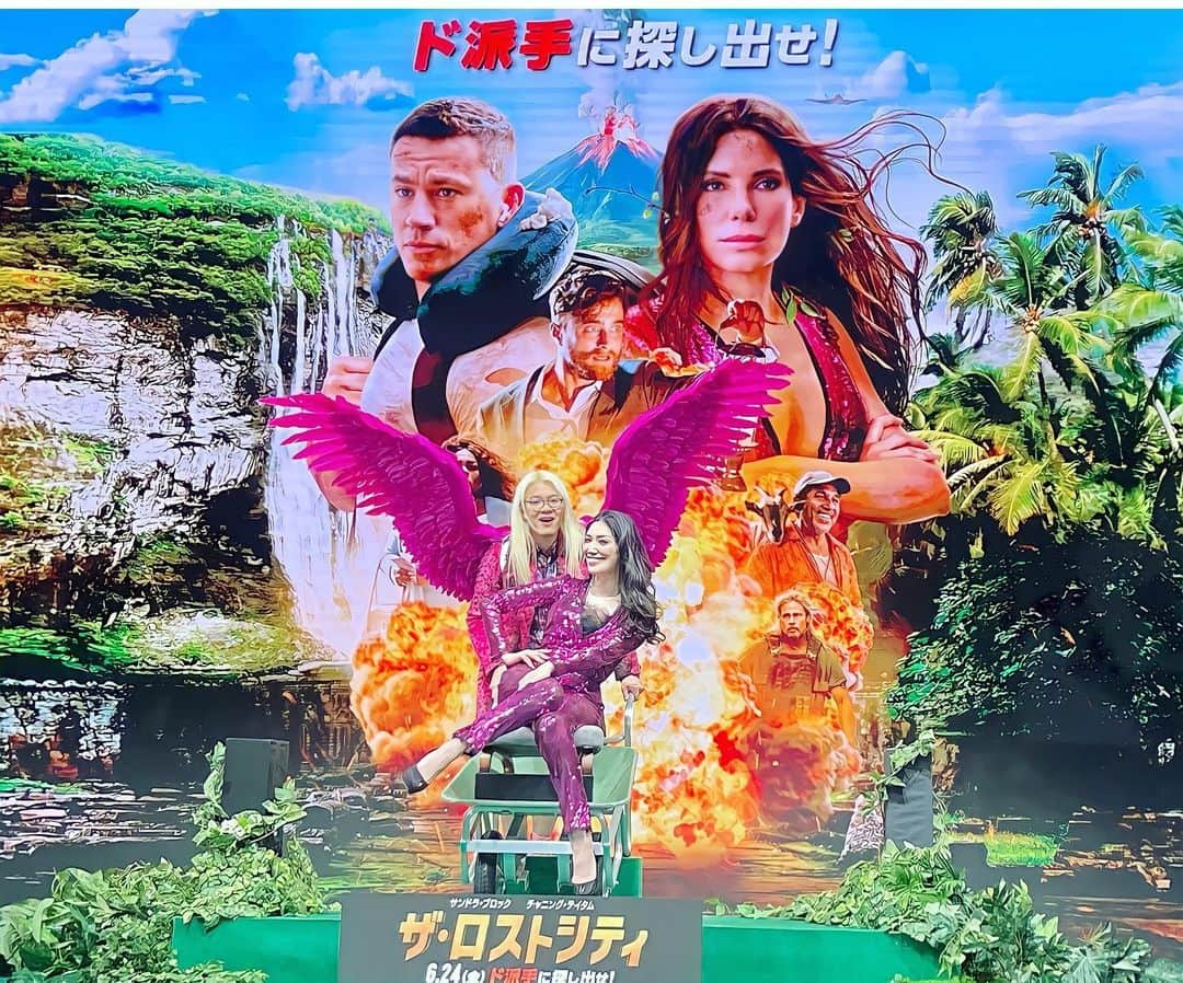 アンミカさんのインスタグラム写真 - (アンミカInstagram)「明日6／24公開の映画『ザ・ロストシティ』の公開直前イベントに、初共演のZAZYさんと登壇させて頂きましたよ✨✨  主演のサンドラ・ブロックが劇中で着用したのと同じものを着るために、この数週間ダイエットに励みました💜  ZAZYさんとはジャングル・ウォーキング対決をして、映画ポスター完全再現のサンドラの位置をゲット💕 ［なんそれポジティブ返し］トーク、再現撮影も楽しかった😍  映画『ザ・ロストシティ』は、サンドラブロックとチャニングテイタムがW主演、共演にはハリーポッター役のダニエル・ラドクリフやブラッド・ピットが集結✨✨  ハリウッド豪華スター競演が華やかすぎる上に、ポップコーン片手に思い切り笑える、大人の本気のおふざけノンストップ・アドベンチャーで、心軽やかになりますよ〜✨✨  男女の描かれ方が新しい関係性で、ロケ地のドミニカ共和国も美しく、観れば恋愛、旅行、仕事もしたくなり、何かを乗り越えようと勇気も貰え、素直になりたくなる映画なので、是非映画館で観て欲しいです！！！」6月23日 13時13分 - ahnmikaofficial