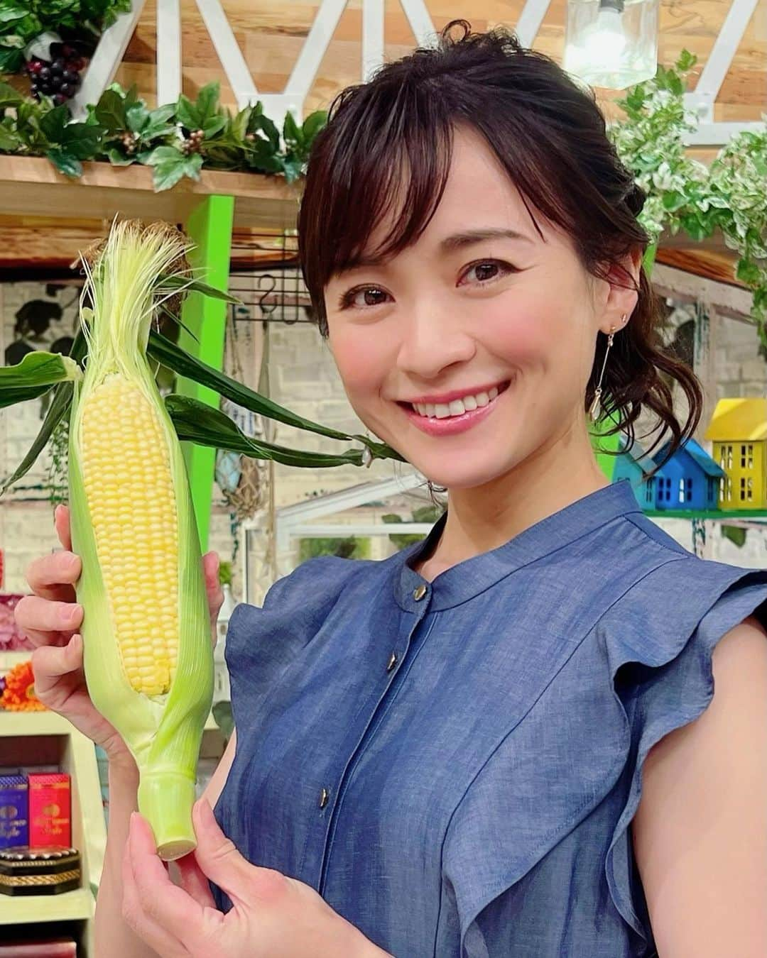 繁田美貴さんのインスタグラム写真 - (繁田美貴Instagram)「*＊ 昨日に引き続き、今日も『よじごじDays』！ ちなみに今日の朝ごはんは、 昨日ちゃっかり頂いたとうもろこしで作った とうもろこしご飯🌽 素材の美味しさに助けられ とっても“うど〜い” 絶品とうもろこしご飯ができまして✨ 娘がモリモリ食べてくれました♪ 私も朝からおかわり🍚🍚😋 今日も頑張るゾ！！ #よじごじDays (月〜金 15:40〜) #絶賛準備中🐻‍❄️ #昨日の #衣装  dress #laboutiquebonbon」6月23日 13時18分 - handa_miki