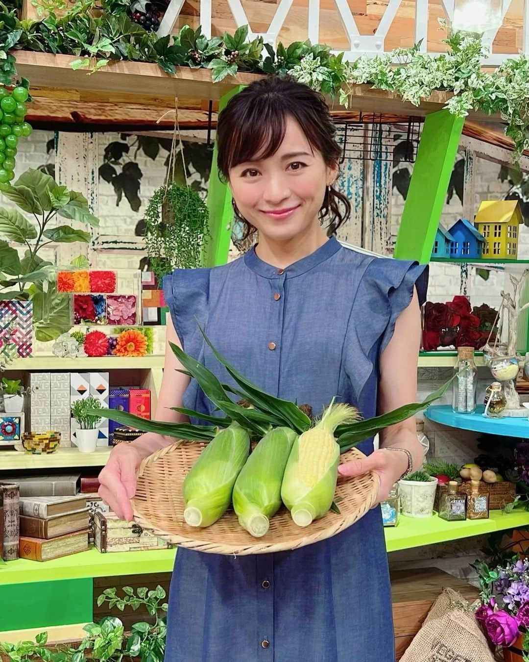 繁田美貴さんのインスタグラム写真 - (繁田美貴Instagram)「*＊ 昨日に引き続き、今日も『よじごじDays』！ ちなみに今日の朝ごはんは、 昨日ちゃっかり頂いたとうもろこしで作った とうもろこしご飯🌽 素材の美味しさに助けられ とっても“うど〜い” 絶品とうもろこしご飯ができまして✨ 娘がモリモリ食べてくれました♪ 私も朝からおかわり🍚🍚😋 今日も頑張るゾ！！ #よじごじDays (月〜金 15:40〜) #絶賛準備中🐻‍❄️ #昨日の #衣装  dress #laboutiquebonbon」6月23日 13時18分 - handa_miki