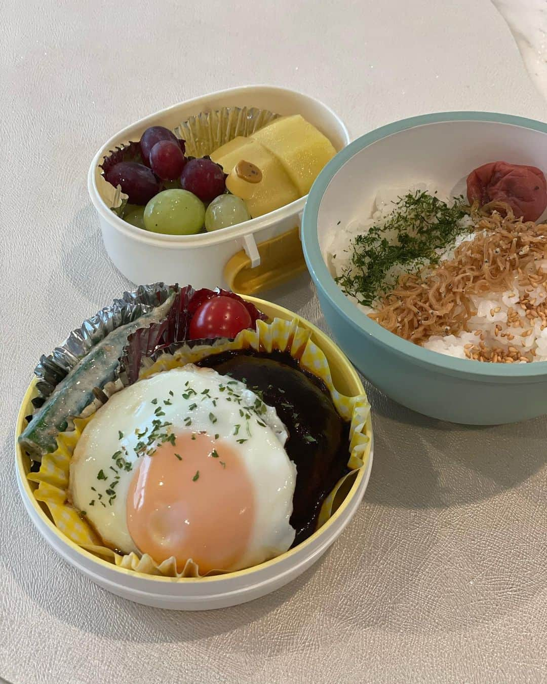 山口もえさんのインスタグラム写真 - (山口もえInstagram)「・  お弁当シリーズ🍱 お肉系が多いから せめてごはんの上はちりめんじゃこ♡  さてさて… 買ったお惣菜を詰めただけのお弁当があります🍱笑 どれかわかるかな❓😊  #弁当#お弁当記録#🍱 #どうにもこうにも詰めただけ #正解は1番最後の1枚だよ #広島焼き、ゴボウサラダ、オクラの胡麻和え #ぜーんぶ買っちゃった #笑」6月23日 14時01分 - moe_yamaguchi0611