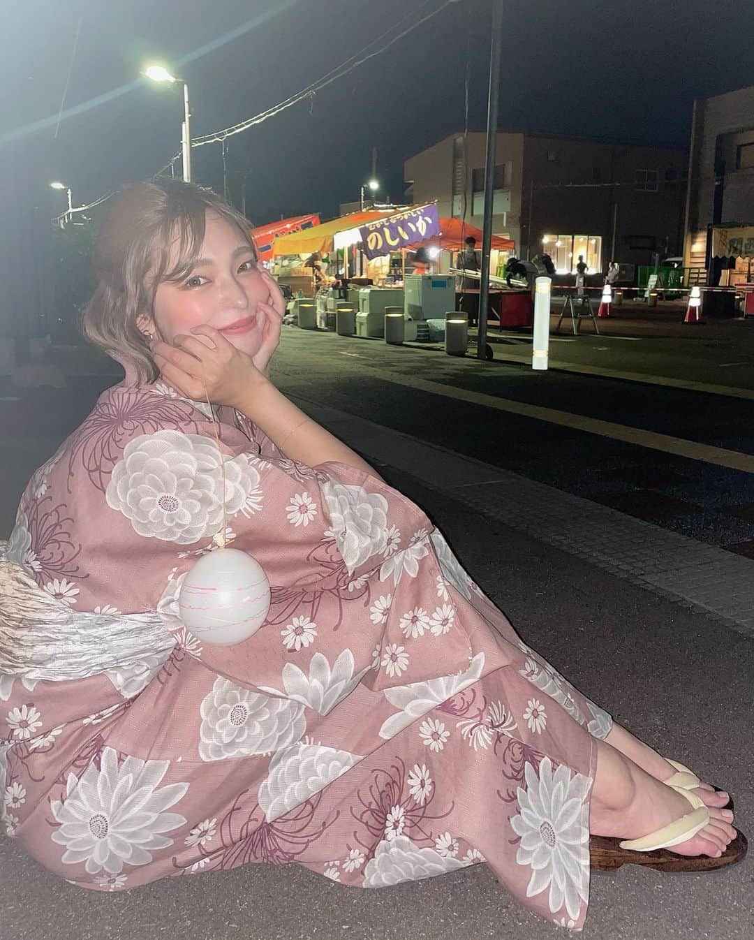 Hitomiさんのインスタグラム写真 - (HitomiInstagram)「❤︎  @dita_official  とってもかわいい浴衣🌷💕 一足お先にお祭りに行ってきたよ🎐 2、3枚目は写真たくさん撮ってくれるから 少し照れております🫣💗笑  帯も下駄も全部付いてるしめっちゃ可愛くて 今年の夏たくさん着たいーーっ🥺💘 花火大会行きたいな〜🎆  #浴衣　#yukata #お祭り　#新潟　#niigata #柏崎　#えんま市」6月23日 14時24分 - hitomi_01270