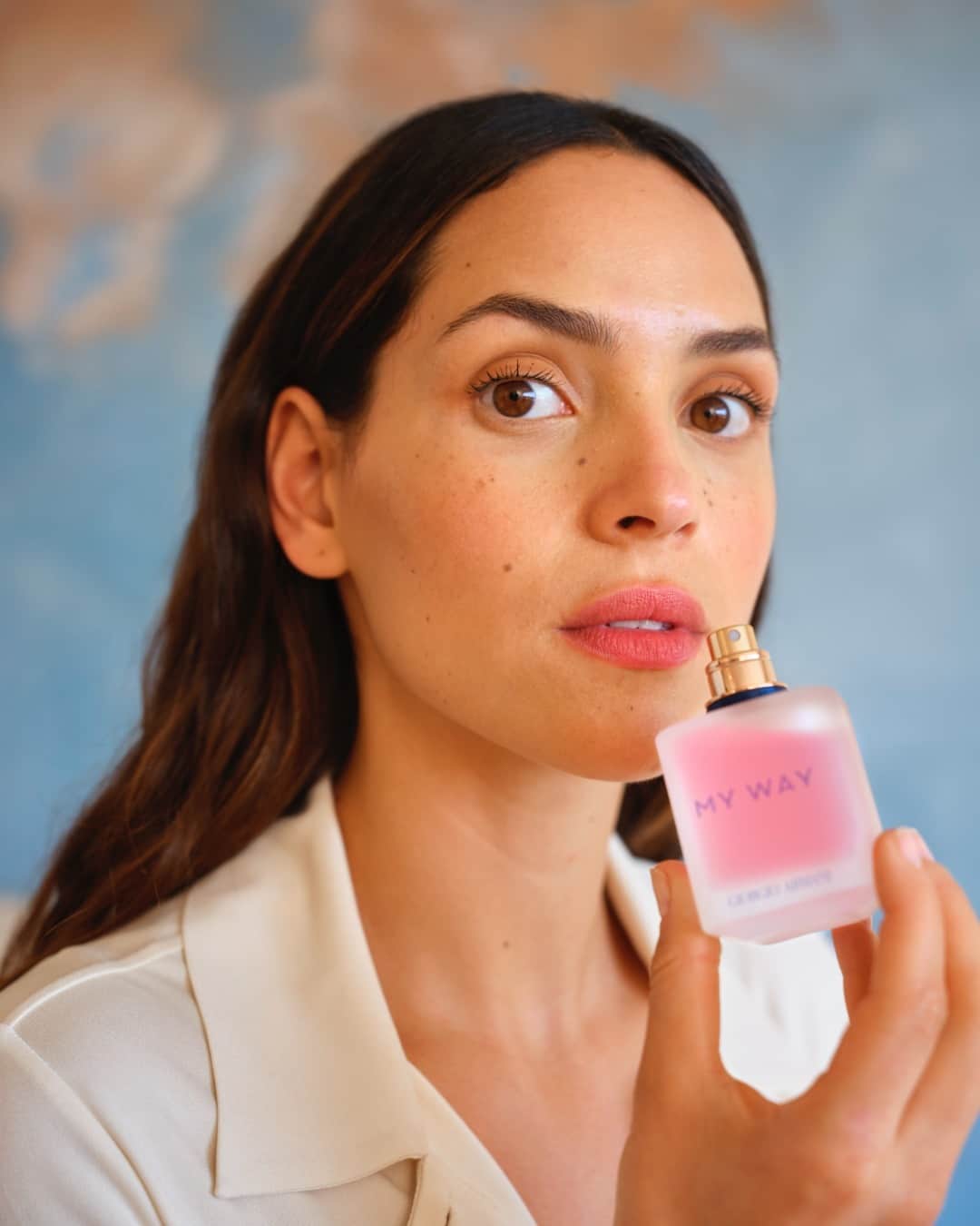 Armani Beautyさんのインスタグラム写真 - (Armani BeautyInstagram)「Consciously radiant. @adriaarjona relishes the captivating scent of MY WAY FLORAL EAU DE PARFUM, created from natural, sustainably sourced ingredients from Italy, Tunisia, Egypt and India. With sustainability at its heart, MY WAY is a fragrance for the future.  #Armanibeauty #AdriaArjona #ArmaniMyWay #IamWhatILive #fragrance」6月23日 17時00分 - armanibeauty
