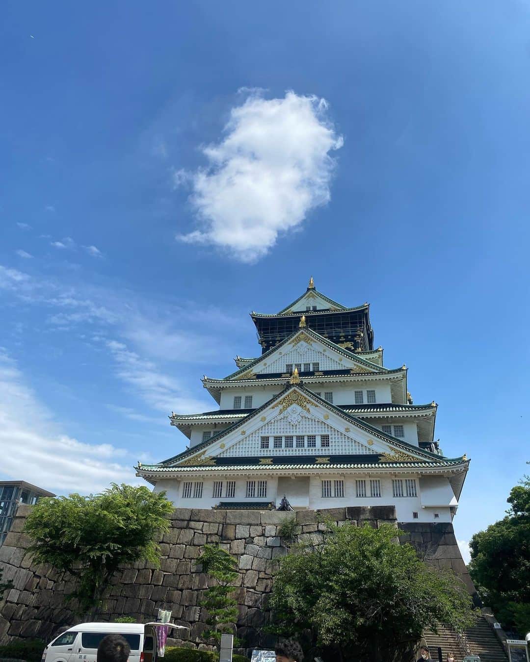 きゃっするひとみーさんのインスタグラム写真 - (きゃっするひとみーInstagram)「あっつーい！ 一気に夏！！夏至もすぎて、ほぼ雨のない梅雨明け？！（なのに火曜日は雨降るよね。。🥺🥺🥺🥺）  去年に続き、企業さんのランニングレッスンをさせていただいてます☺️✨✨ ストレッチ、ウォーミングアップ、大阪城を楽しく走り、自宅でできる簡単なトレーニングも👍✨✨  ぜひ大阪城を走る楽しさ、もっと伝えさせてください😭✨❤️❤️👍👍少人数でも大丈夫です✨  家から大阪城までちょっと走るだけで止まらない汗。ご飯食べても大汗。（クーラーついてる 家でもお化粧してるだけで水たまりできそうなほど汗かく😭）  汗をかきやすい体質なので、熱中症がすごく身近で本当に怖いので予防はしっかりとしてるつもりです。  マグネシウム、ミネラルを日常的に摂取するように☺️👍  ハワイの海洋深層水　@mahalo_water マハロとスポーツする時にもめちゃくちゃ勧めたい！！伊藤園のむぎ茶✨　@mineralgokugoku  家の麦茶に岩塩をすこしいれたりもいいとおもいます☺️👍  本格的に暑くなる前に、どんどん暑さに強い体にしていきましょう🔥✨  今日は走り終わってから天満で肌ケアの日だったので、ランチは千草で❤️☺️  学生のときから天神祭ギャル御輿でずっとお世話になってる二人🥺✨  いつ会っても変わらない二人にも安心するし、時の流れの速さにも驚く😂😂  今日は時間がなかったので、焼きそばとよっちゃんのわらび餅✨  大阪きたらみなさん一緒にいきましょー✨✨間違いなく大阪で1番おいしい☺️  #焼きそばパンラン　も企画します😂👍  それでは週末のナガイランナーズトライアルでおまちしてますね✨❤️  ブレスレットは @aminosaurus と　@addelm_gear_shop のコラボ🔥✨ つけてないと不安になるアイテム✨  今日のランニングシューズは @salomon_japan サロモン✨ アッパーがふわふわのサロモンは履いてる時の安心感がすごい。優しいシューズ。 接地面積広めの安定感があり、ソールはふわふわ系✨ アウトソールはサロモンといえば！のコントラグリップ採用で、滑りにくいから鈍臭い私も安心です。笑 よく雨上がりに鉄板とかでこけそうになってる😂 わたしはスピード練習じゃなくてjogのときによく履いてます👍🔥 デザインがよくてこのまま私服に合わせてもかわいかった❤️  cap🧢　 @cieleathletics   #海洋深層水 #海洋深層水マハロ #アドエルム #addelm  #ランニング #running  #マラソン #marathon  #ランニング女子 #ランニングシューズ #おすすめランニングシューズ  #runningshoes  #スニーカー」6月23日 17時11分 - takaxjumppp