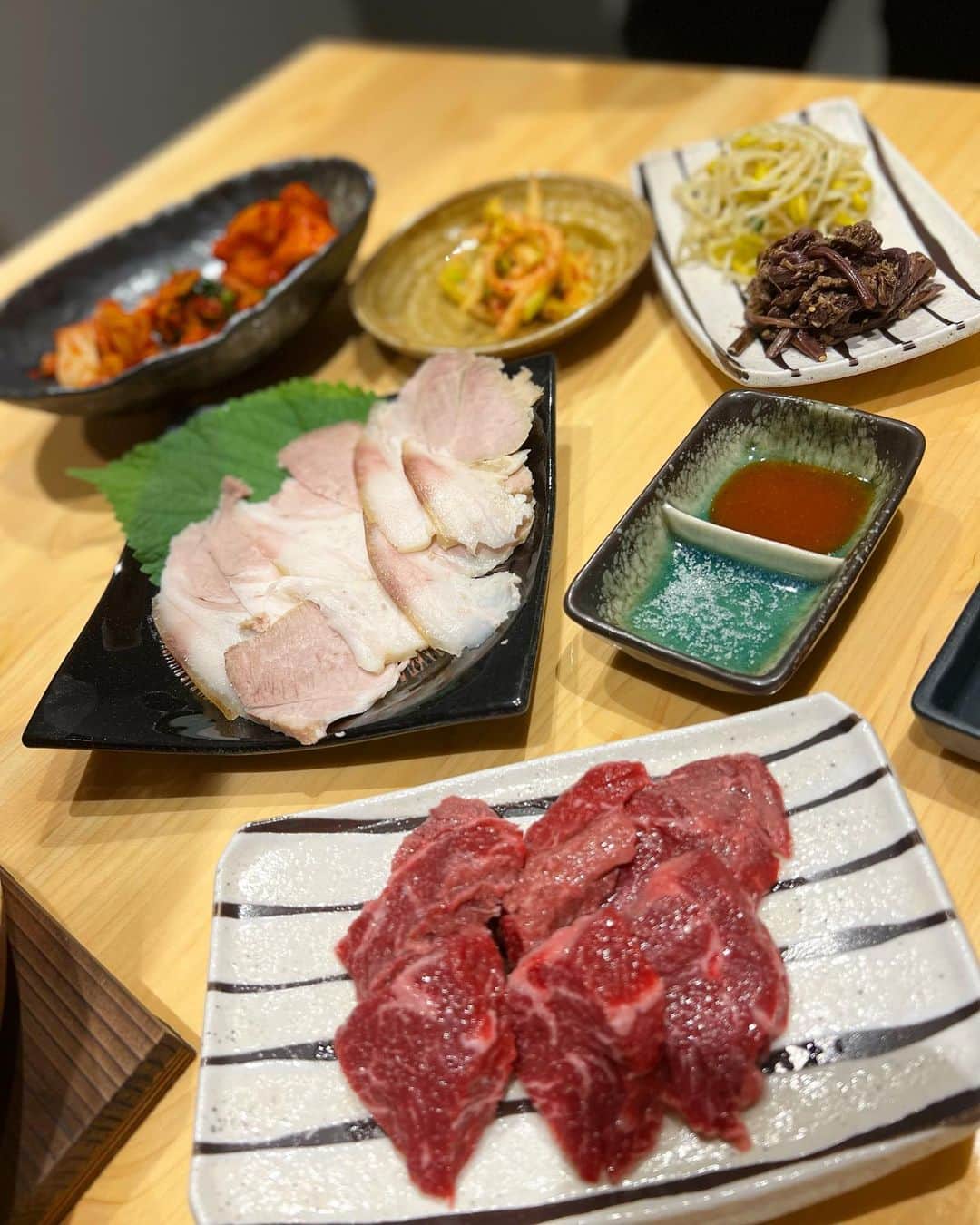 林香里さんのインスタグラム写真 - (林香里Instagram)「・ ・ こだわりの新鮮な特上豚を贅沢に 炭火焼きした"炭ギョプサル"が食べられる 新しいスタイルの韓国料理のお店のレセプションへ⭐︎  お肉はもちろん一品も、どれも美味しくて セロリのキムチは、おかわり級🫶🏻💯  6/25 NEW OPEN！！！  #koreanfood#グルメ#韓国料理」6月23日 17時20分 - kaori_hayashi1203