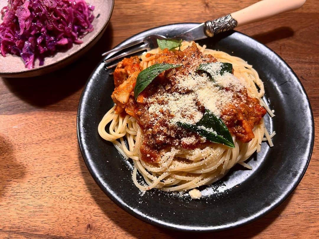 安田美沙子さんのインスタグラム写真 - (安田美沙子Instagram)「パスタ🍝つくりました🤍  最近は、残されるのが悲しいから食べてくれる工夫を。。  バーミキュラのフライパンで 細かくした豚肉を炒めて美味しい油を出す。  パプリカ、ブロッコリー、玉ねぎを炒める。 野菜のおだしのジュースが 出てきたらトマトジュース、 玄米の塩麹があったのでそれと、醤油を少し入れて煮込んで完成！  大人はバジル、胡椒を。。  子供達はそのままバクバク。 お弁当にしたり、余ったら ご飯と炒めてオムライスにしました✨  これは大成功🤍  #みさこクッキング　#パスタ #トマト　#野菜　#食育インストラクター　#男の子ごはん #とにかく食べてほしい @four_o_five_405  の新色の器だよ🤍」6月23日 17時21分 - yasuda_misako