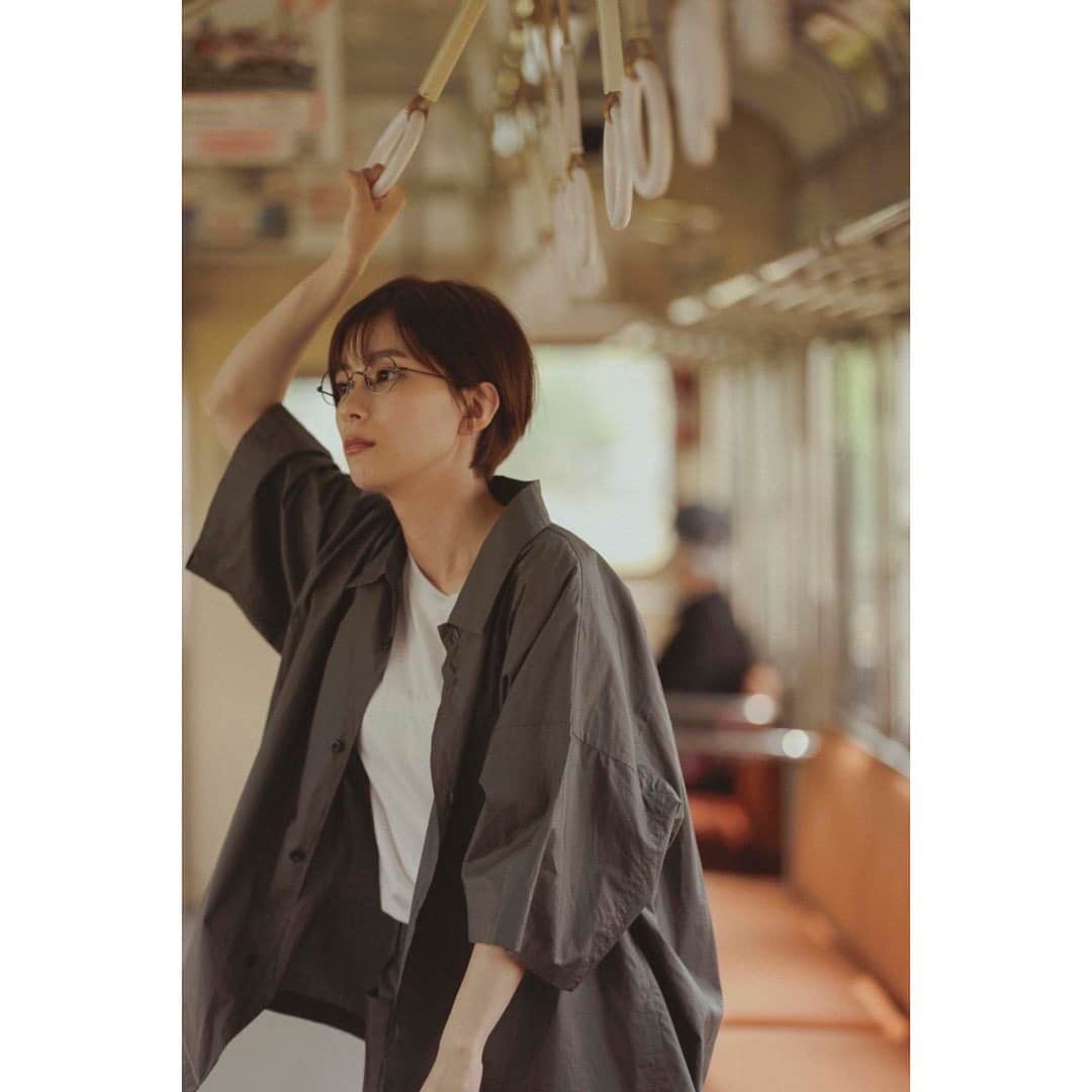 芳根京子さんのインスタグラム写真 - (芳根京子Instagram)「mina発売中です！  ちょいおじ🥸  #mina」6月23日 17時43分 - yoshinekyoko