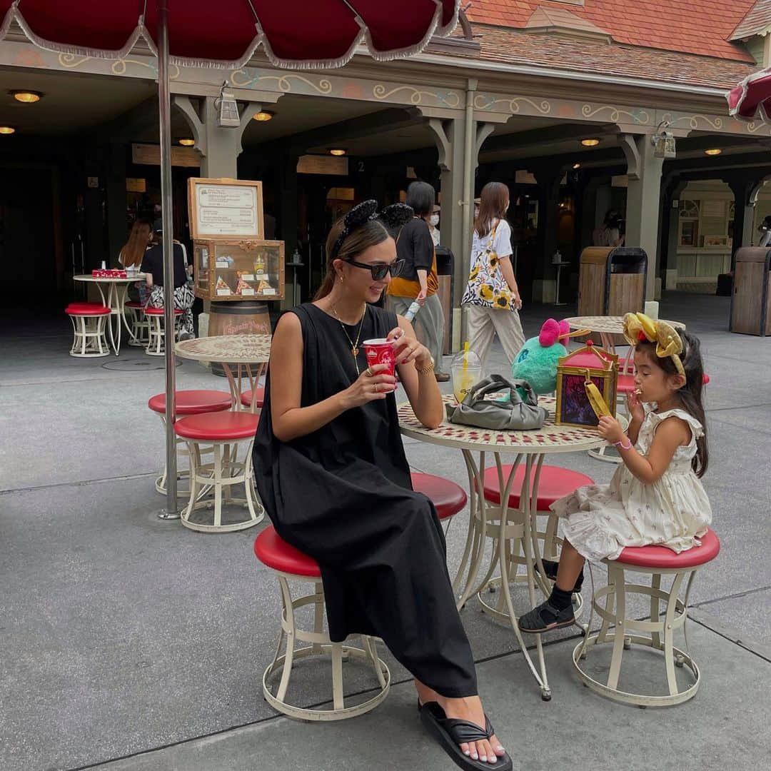 岡田美季さんのインスタグラム写真 - (岡田美季Instagram)「お誕生日当日disney land🏰❤️ 楽しかったね🫶 早くも5歳になろうとしている娘。 本当に思考が面白すぎていつも笑顔をありがとう🤣❤️ one-piece.. #room306contemporary  shoes.. Tong Platform Sandal bag.. #therow  #disneyland #disney #fashion #coordinate #ディズニーランド」6月23日 18時43分 - mikiokada0225