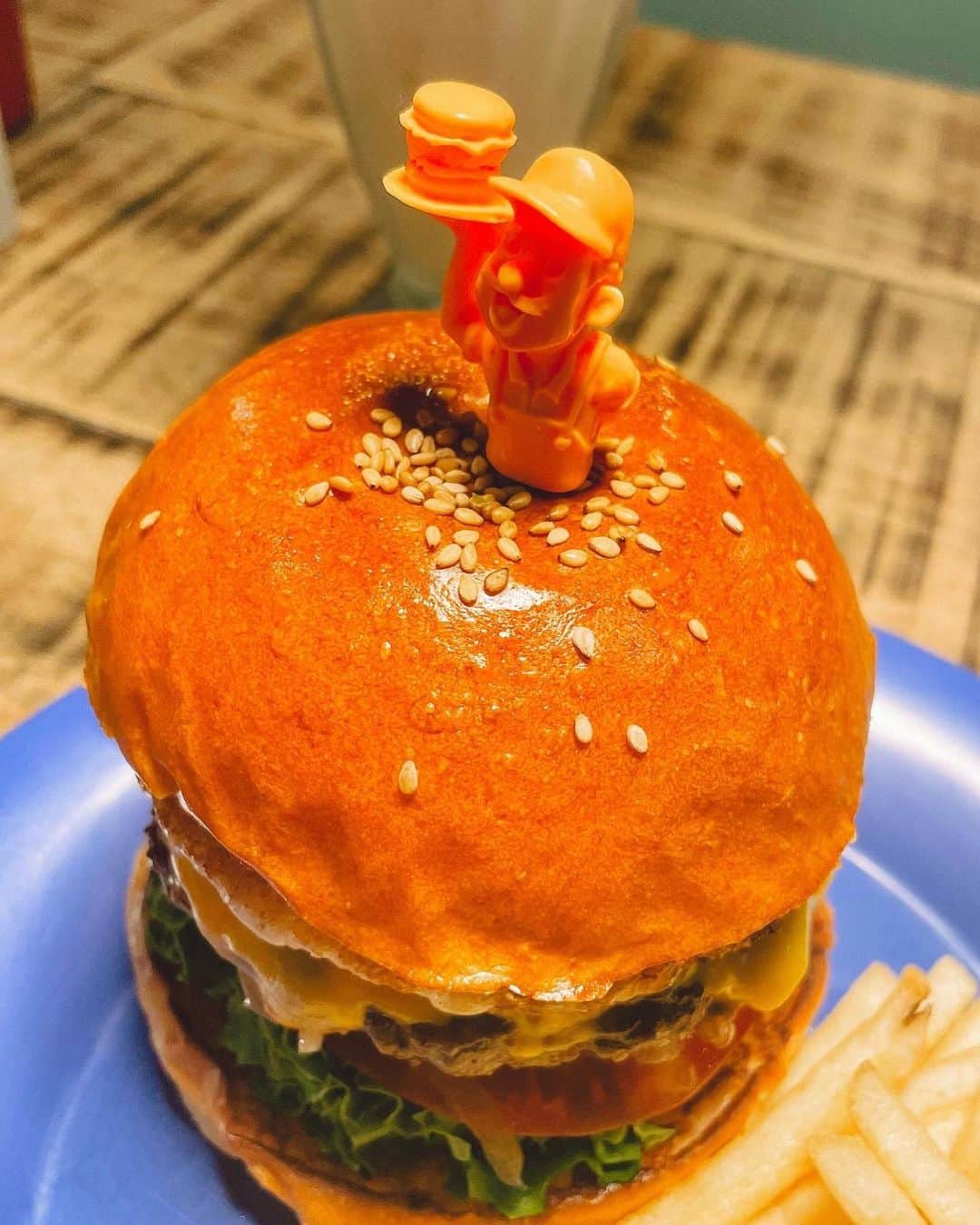 星野めいさんのインスタグラム写真 - (星野めいInstagram)「ハンバーガーって無性に食べたくなる時あるよね🍔🍟  シェイクの種類の多さテンションあがる〜〜🍨  ポテトにシェイクの生クリームつけて食べる禁断のやつやりました🫠  祐天寺の方お散歩して帰ったけど新鮮で楽しかったな🪷  PR @burger_factory.jp #ハンバーガーショップ #中目黒カフェ #中目黒グルメ #中目黒ディナー #バーガーファクトリー #burgerfactory #中目黒ランチ #トリドリベース」6月23日 18時57分 - pometaaan