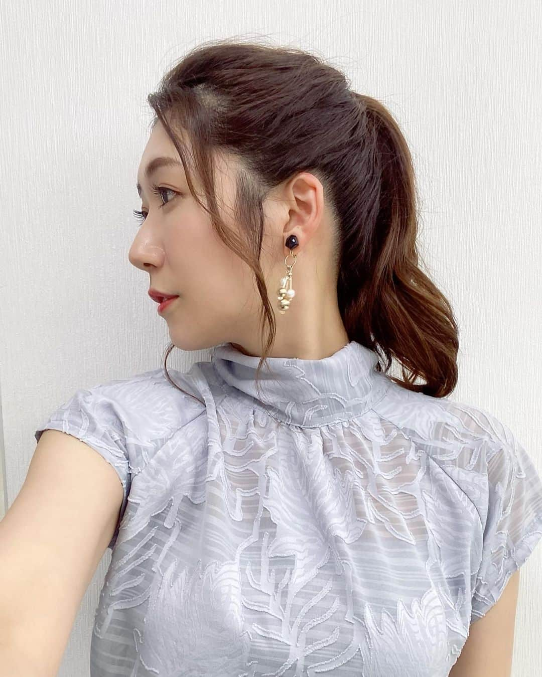 穂川果音さんのインスタグラム写真 - (穂川果音Instagram)「hairstyle  ポニーテールだよー  earring→ @e_l.byloretta  　#ヘアスタイル　#ヘアアレンジ　#アレンジポニーテール　#ポニーテールアレンジ　#アップスタイル　#hairstyle #hairarrange #イヤリング　#earrings  #ミディアムロング　#初夏コーデ　　#6月コーデ　#ロングポニー #お天気キャスターコーデ　#アベプラ　#abema #穂川果音 #高めポニーテール」6月23日 19時00分 - hokawakanonn