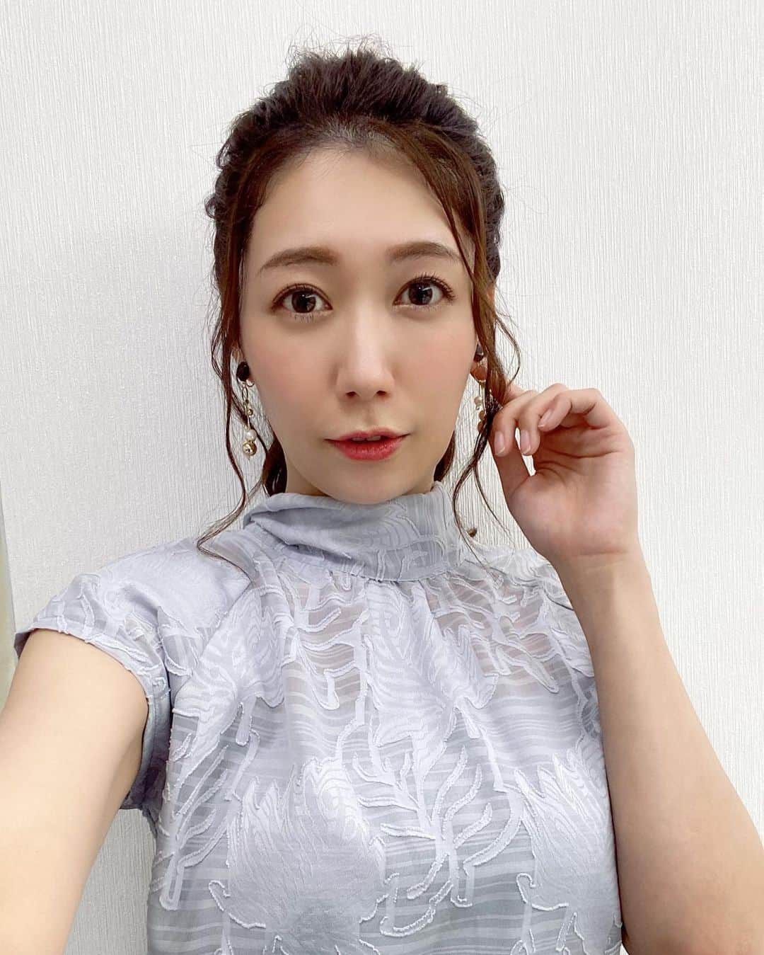 穂川果音さんのインスタグラム写真 - (穂川果音Instagram)「hairstyle  ポニーテールだよー  earring→ @e_l.byloretta  　#ヘアスタイル　#ヘアアレンジ　#アレンジポニーテール　#ポニーテールアレンジ　#アップスタイル　#hairstyle #hairarrange #イヤリング　#earrings  #ミディアムロング　#初夏コーデ　　#6月コーデ　#ロングポニー #お天気キャスターコーデ　#アベプラ　#abema #穂川果音 #高めポニーテール」6月23日 19時00分 - hokawakanonn