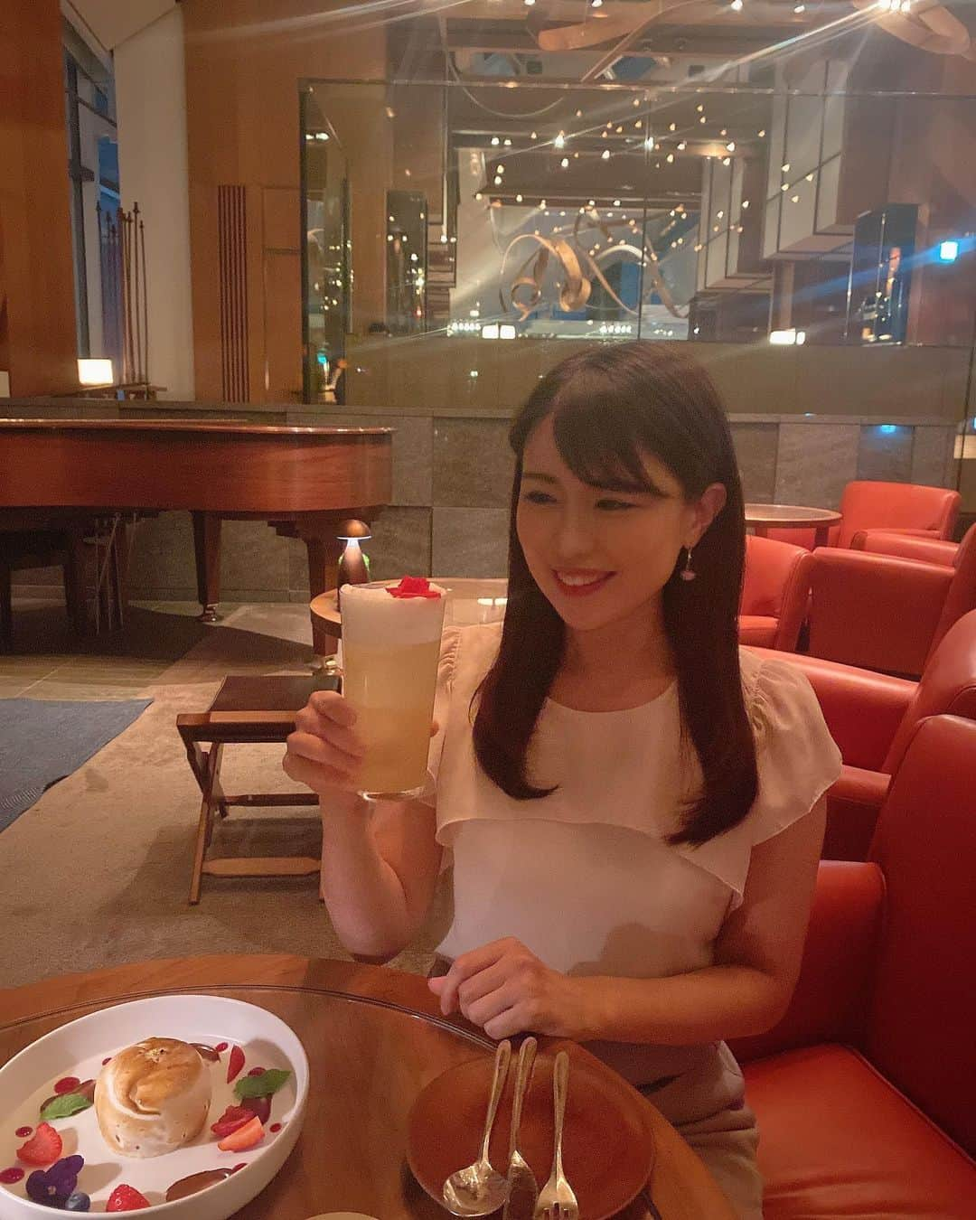 道岡桃子さんのインスタグラム写真 - (道岡桃子Instagram)「夜遊び😘💕  お酒弱いから、少しだけ🍹   夜はすいてて良きです🌃  #お酒  #お茶  #夜景  #アンダーズ東京  #東京タワー  #スイーツ  #51階  #sweets  #icecream  #teatime  #cockatiel  #tokyotower  #andaz #bar  #andaztokyo」6月23日 19時14分 - momoko_ana