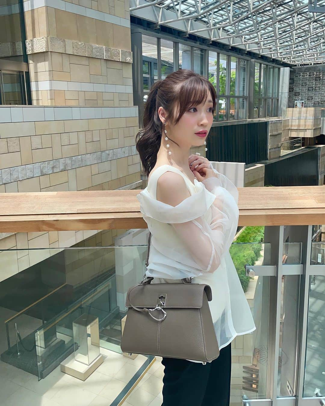 牧野結美さんのインスタグラム写真 - (牧野結美Instagram)「new in🤎   @cafune.official のバッグ👜🫧 プライベートはもちろん、お仕事用にも使いやすい❣️  グレージュの色味がなんとも上品ですよね🥰  Cafuné初の関西Pop upが 6/11~7/10大阪LUCUAイーレ3階の イベントスペースで開催するらしいので 関西の方は、足を運んでみてください♡♡   #mycafune #カフネバッグ #cafunexlucua #オフィスコーデ #上品コーデ #大人可愛いコーデ #大人かわいいコーデ  #アラサーコーディネート #フェミニンコーデ #フェミニンコーディネート #パンツコーデ #大人女子コーデ」6月23日 19時25分 - yumi_makino_