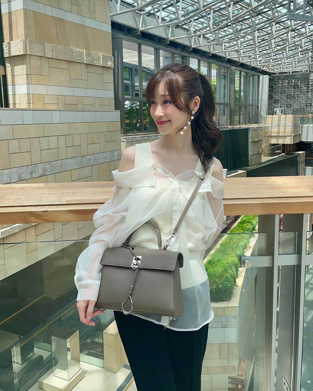 牧野結美さんのインスタグラム写真 - (牧野結美Instagram)「new in🤎   @cafune.official のバッグ👜🫧 プライベートはもちろん、お仕事用にも使いやすい❣️  グレージュの色味がなんとも上品ですよね🥰  Cafuné初の関西Pop upが 6/11~7/10大阪LUCUAイーレ3階の イベントスペースで開催するらしいので 関西の方は、足を運んでみてください♡♡   #mycafune #カフネバッグ #cafunexlucua #オフィスコーデ #上品コーデ #大人可愛いコーデ #大人かわいいコーデ  #アラサーコーディネート #フェミニンコーデ #フェミニンコーディネート #パンツコーデ #大人女子コーデ」6月23日 19時25分 - yumi_makino_