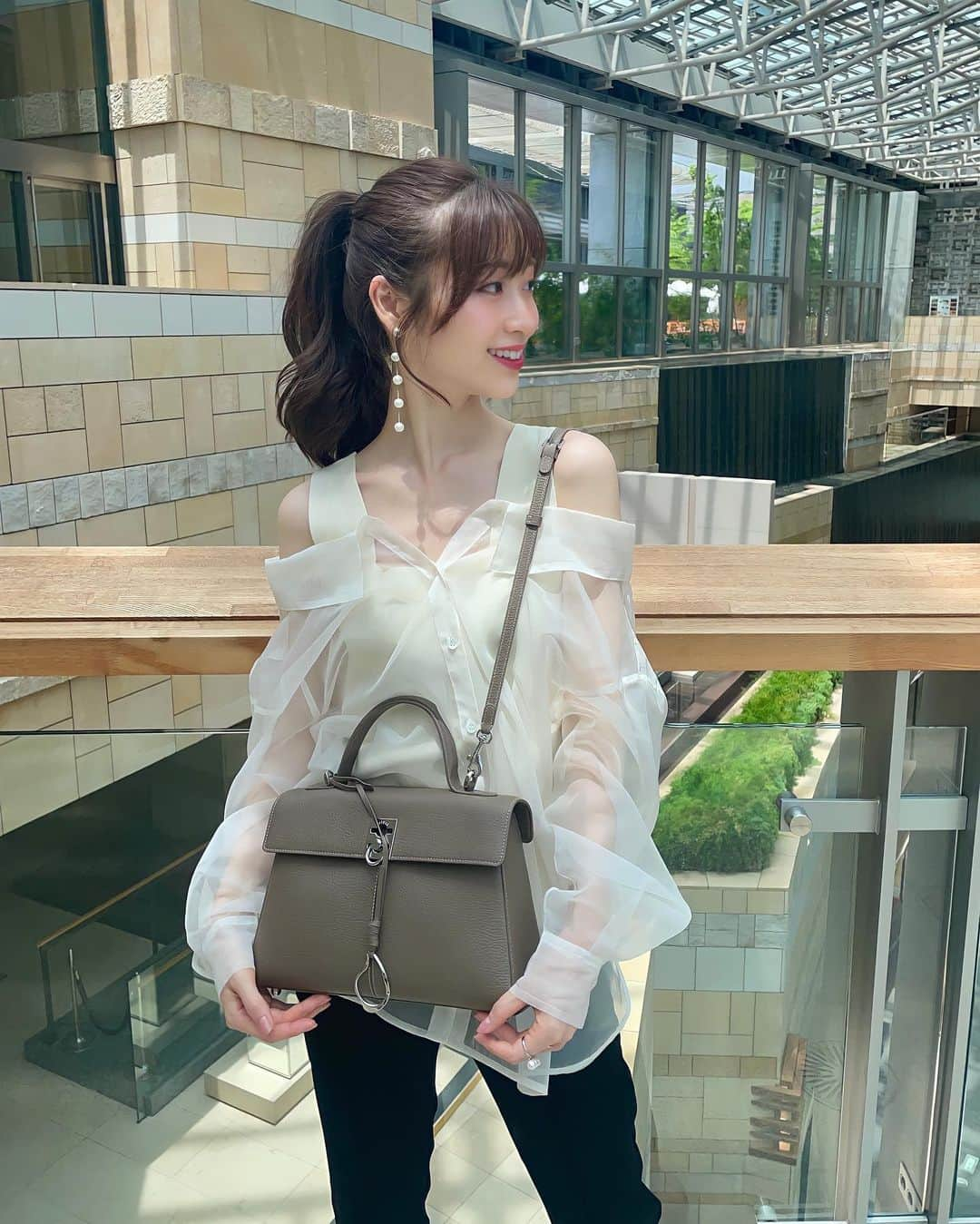 牧野結美さんのインスタグラム写真 - (牧野結美Instagram)「new in🤎   @cafune.official のバッグ👜🫧 プライベートはもちろん、お仕事用にも使いやすい❣️  グレージュの色味がなんとも上品ですよね🥰  Cafuné初の関西Pop upが 6/11~7/10大阪LUCUAイーレ3階の イベントスペースで開催するらしいので 関西の方は、足を運んでみてください♡♡   #mycafune #カフネバッグ #cafunexlucua #オフィスコーデ #上品コーデ #大人可愛いコーデ #大人かわいいコーデ  #アラサーコーディネート #フェミニンコーデ #フェミニンコーディネート #パンツコーデ #大人女子コーデ」6月23日 19時25分 - yumi_makino_