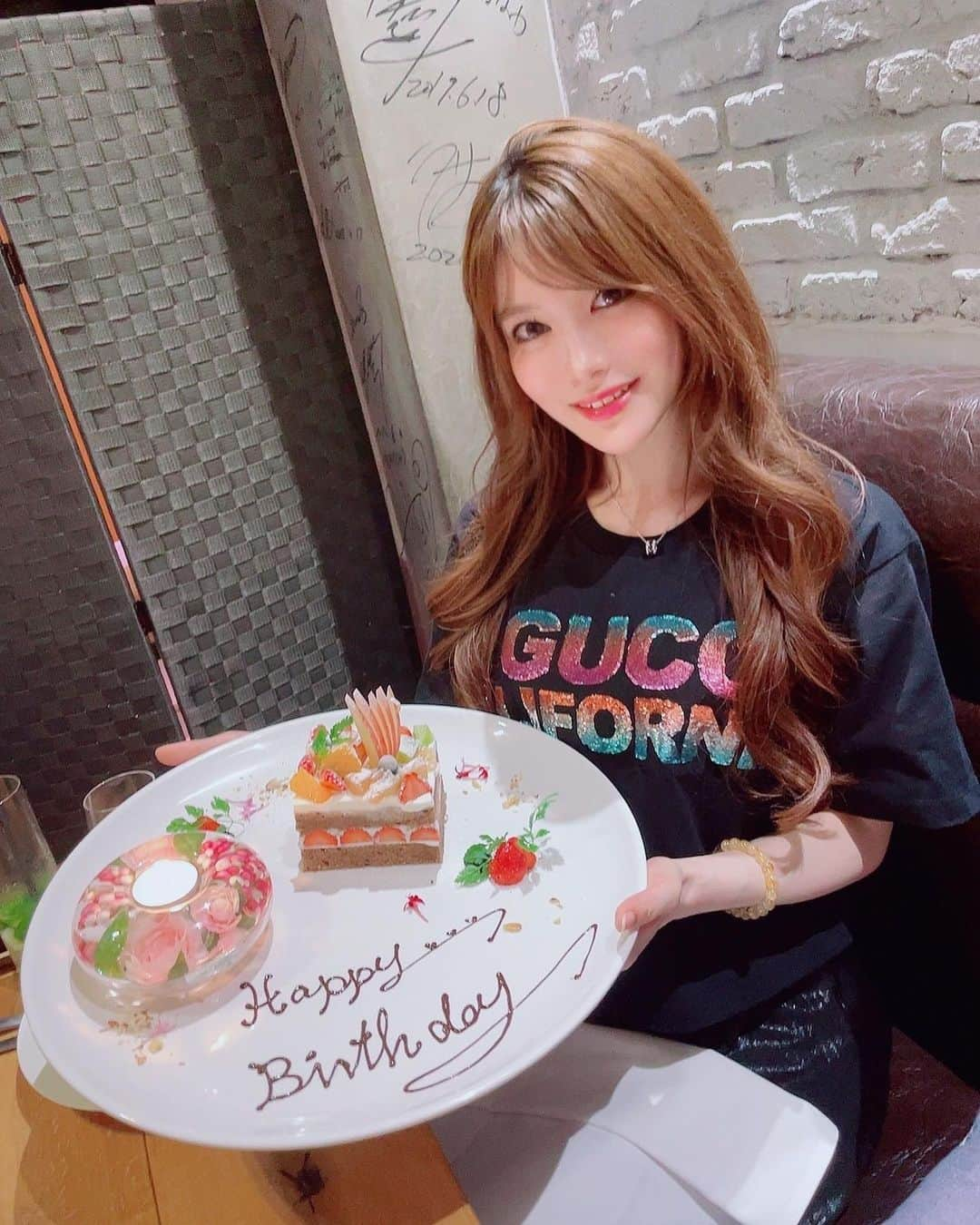 相沢みなみさんのインスタグラム写真 - (相沢みなみInstagram)「沢山お祝いして頂きました🥹🎂 私に関わってくれる皆様に感謝🥲🤍 . 幸せな誕生月でした🥺❤️ 事務所にまた届いてるプレゼントも 近々取りに行きます！ありがとう💝 . I spend such a happy Bday mounth❤︎ . 是很幸福的出生月份🫶🏻 . #誕生日ケーキ #birthday #bday #birthdaycake #bdaycake  #相沢みなみ」6月23日 19時50分 - epoint2016