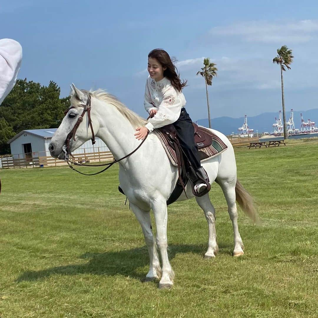 橋本環奈さんのインスタグラム写真 - (橋本環奈Instagram)「こんばんは！環奈MGです。  本日発売の「テレビジョン」からオフショットです。  初めての海岸乗馬です。  #橋本環奈 #橋本環奈2022 #橋本環奈マネージャー #テレビジョン連載オフショット #海岸乗馬」6月23日 19時55分 - kannahashimoto.mg