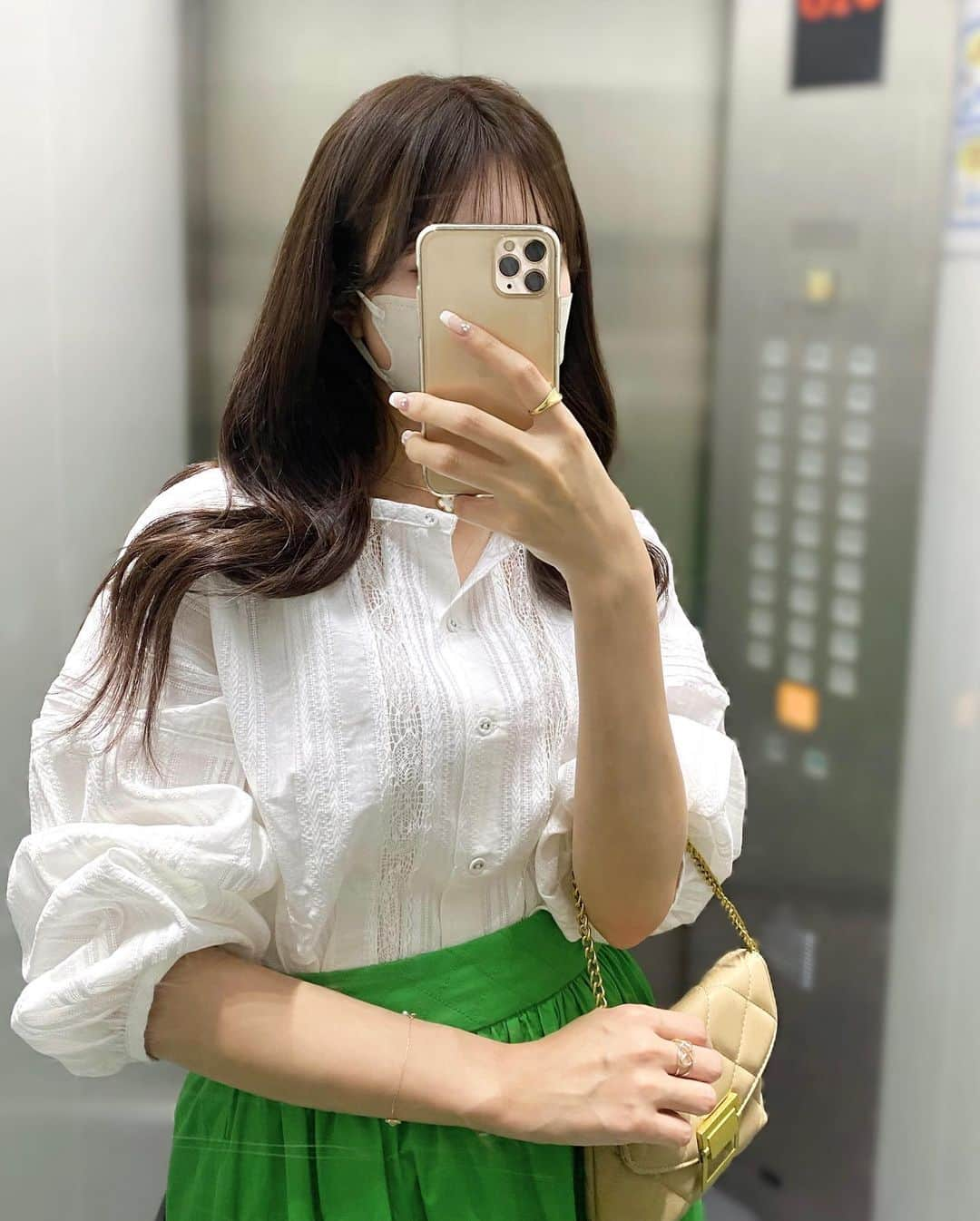 Ayanaさんのインスタグラム写真 - (AyanaInstagram)「👩🏼‍🔬🤍 ⁡ white × green 。 かわいすぎたcode 🫠 ⁡ 前後2wayのブラウスは いろんな着こなしが出来るので大優勝🤍 レースのデザインが繊細でとても好き✨ ⁡ スカートはAラインに広がる形で よく見るとウエスト部分のデザインが とっても可愛いの🧃 ⁡ ⁡ blouse @classicalelf_official size L / white skirt #CADUNE sandal #DIANA bag #GRL ⁡ ⁡ ⁡ ⁡ ⁡ #夏コーデ #夏服 #骨格ナチュラル#クラシカルエルフ  #classicalelf #エルフコーデ #タイアップ #uniqlo  #gu #zara #ユニクロ #ジーユー #ザラ #ブラウス  #ブラウスコーデ #刺繍ブラウス #シースルー」6月23日 20時33分 - naalunlun