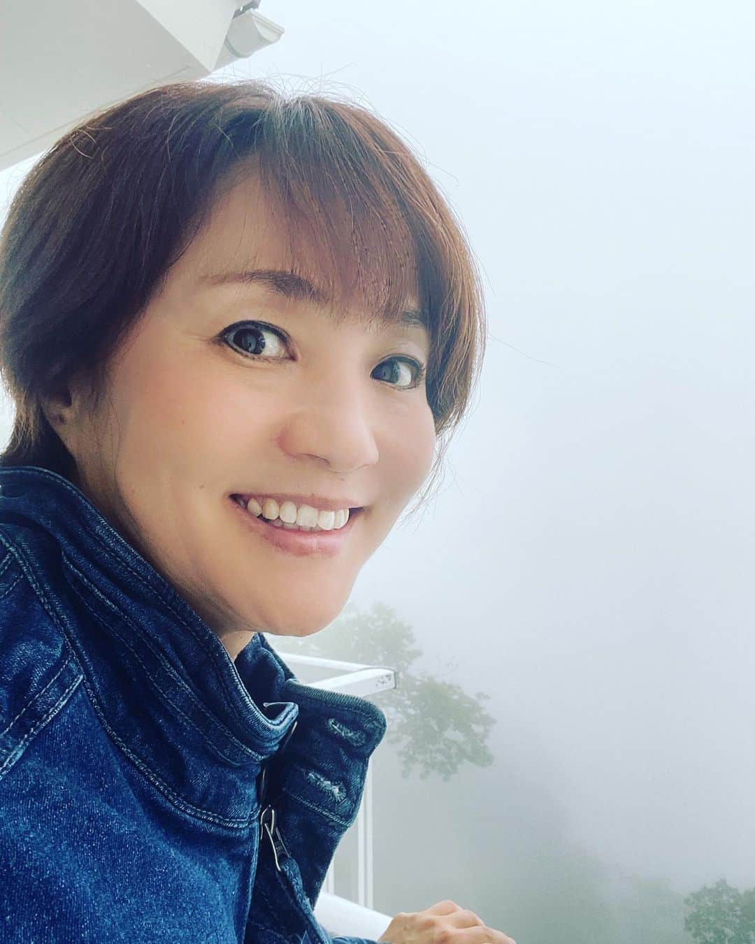 橋本志穂さんのインスタグラム写真 - (橋本志穂Instagram)「今日の山の家は 真っ白な世界‼️ 絶景は望めなくても これはこれで幻想的で大好きな景色の一つです。 そんなわけで、一応 サウナ工事現場には 出勤しましたが😁 休工になりましたー  やる気満々だったのになぁ、、、  #霧の中」6月23日 20時44分 - shihohashimoto3