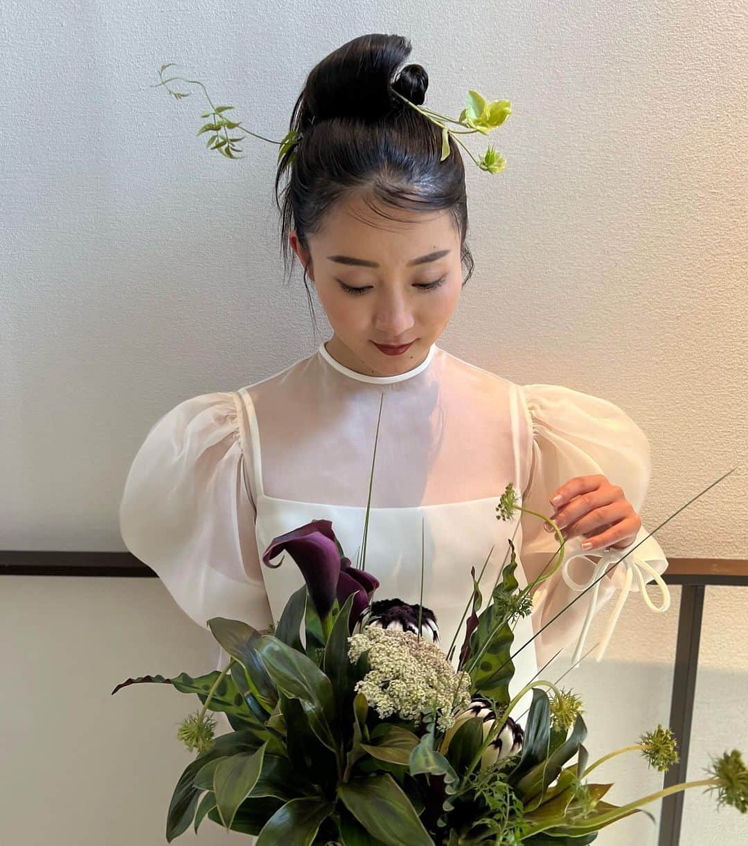 服部由紀子さんのインスタグラム写真 - (服部由紀子Instagram)「また可愛いのできた。  集中して、集中して、 頭ルフ回転。  ぴょんぴょん動きのある可愛い葉っぱちゃんたち。  よくぞ、可愛く咲いてくれました。  いいスタイリングが出来上がったときの、あっと驚くみなさんの顔と声を聞くのが好き。  あ…。  よかった、喜んでくれて。  それが素直な心の声。  自分が作るヘアが誰かのヒントになって、 それを取り入れたり、また新しく流行ってくれますように♪  ーーーーーーーーーーーーーーーーーー  #プレ花嫁#東京花嫁#前撮り#ホテルウェディング#出張ヘアメイク#和装ヘア#ヘアメイク#白無垢ヘア#ホテルウェディング#ウェディングブーケ#ウェディングブーケ#ブーケ#東京前撮り#丸の内前撮り #大人ウェディング  #前撮りヘアメイク」6月23日 21時14分 - ceu0116