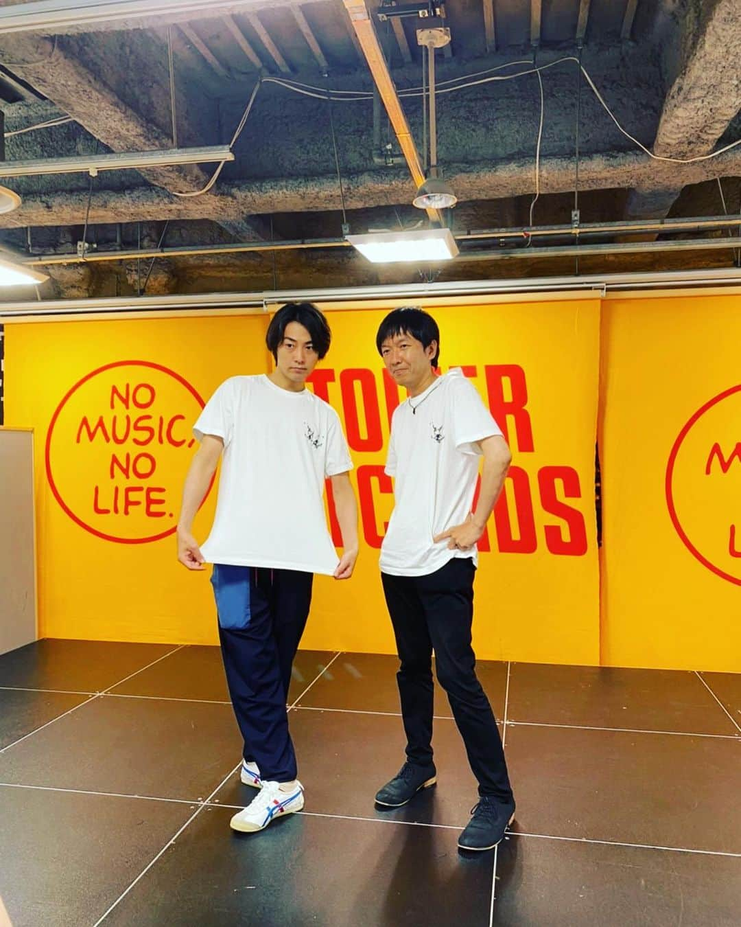 福士誠治さんのインスタグラム写真 - (福士誠治Instagram)「本日池袋のタワレコにてインストアイベントやりました。  来てくださった方々本当にありがとうございます😊待たせてしまって申し訳ないです。 でも、皆さんの素敵な対応に店員の宇都宮さんがとっても感動しておりました。 それを聞く僕はもっと幸せになりました。 皆さんありがとうございます。  また明後日川崎でインストアイベント！  待ってます( ^ω^ )  #福士誠治 #濱田貴司 #タワレコ #インストアイベント #TimeLover #MISSION公式 #宇都宮さん」6月23日 21時29分 - seiji_fukushi