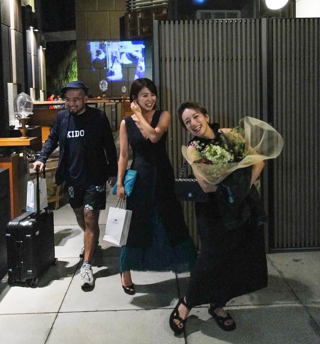 高山都さんのインスタグラム写真 - (高山都Instagram)「横丁でもスナックでも、居酒屋でもなく、こんな素敵な場で会えるなんて！ 素敵すぎるお祝いをありがとう。 公私共に仲良くしている2人は、東京で知り合ってもう長くって、いまは🙋🏻‍♂️も一緒に遊べて。久々すぎる夜遊び、ほんとうに楽しかったなぁー。 ホテルディナーにバーのハシゴ、みんなちょっぴりおめかしして集合したのでした。 @moemurakami_  @shotaro_bin_kushi  萌ちゃん、びんちゃん、ほんとうにありがとう！ 🙋🏻‍♂️ @tatsuroyasui」6月23日 21時52分 - miyare38