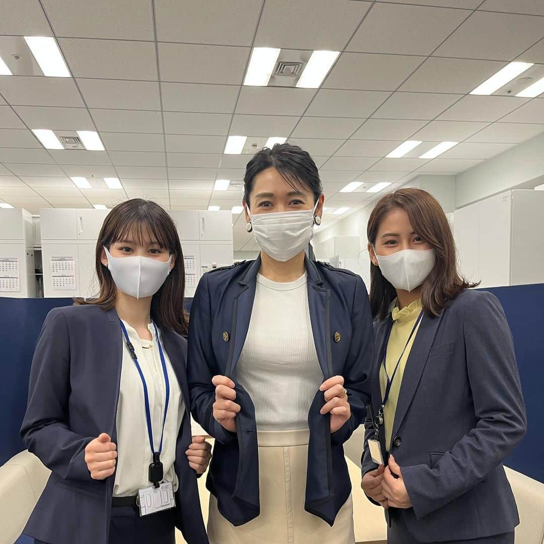 水原恵理さんのインスタグラム写真 - (水原恵理Instagram)「昨日新人の中原&藤井がテレ東音楽祭でデビューしました！ 六本木本社と天王洲スタジオでそれぞれのデビューでしたが、常にLINEで励まし合う2人の姿がとても爽やか！同期というかけがえのない存在、ずっと大切にね。  1枚目:本番直前の緊張してると言いながら余裕の藤井 2枚目:新人2人とベテランの紺ブレの着こなし対決」6月23日 22時10分 - erimizuhara
