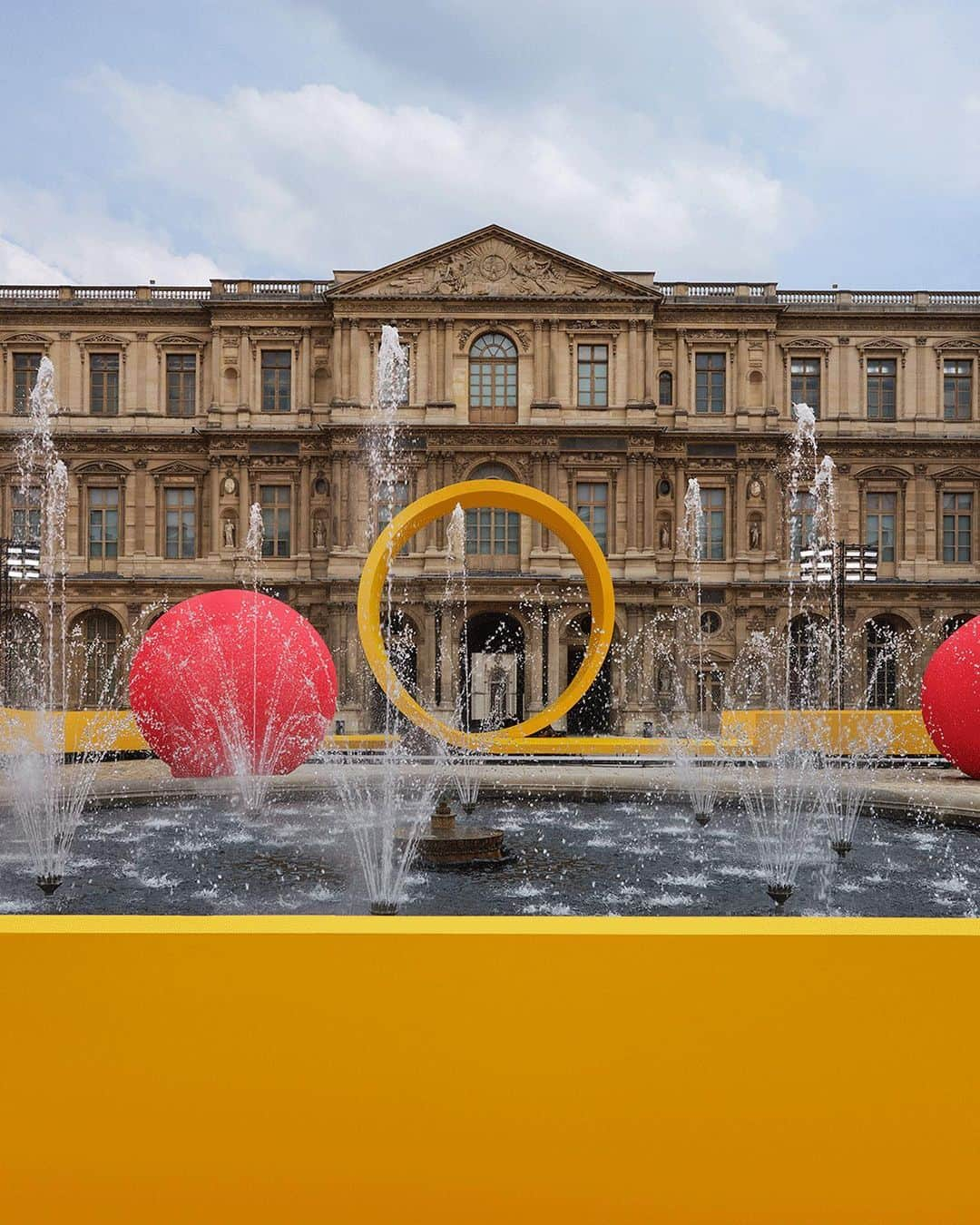 ルイ・ヴィトンさんのインスタグラム写真 - (ルイ・ヴィトンInstagram)「#LVMenSS23 Magnified playground. Within the Cour Carrée of the Louvre, the #LouisVuitton Men’s Studio imagines a giant toy racetrack as a yellow brick road for the imagination. Watch the fashion show live on June 23rd at 2:30 pm (CEST) on Instagram or at louisvuitton.com」6月23日 22時46分 - louisvuitton