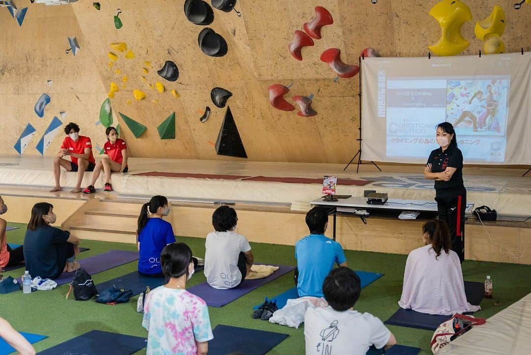 野口啓代さんのインスタグラム写真 - (野口啓代Instagram)「牛乳石鹸presents AKIYO'S Climbing & Conditioning Event  強くなるコアトレ スポーツクライミングのコンディショニング📕書籍販売を記念してイベントを開催させて頂きました！🎉🎉  まずは、このイベントに協賛して下さった牛乳石鹸さん、mandukaさん、施設を提供してくださったB-PUMP荻窪さん、講師の有吉与志恵先生、楢崎明智選手、カメラマンとして協力してくれた渡部桂太選手、ご参加頂いた皆さん、本当にありがとうございました😊🙏🏻  みなさんの真剣な表情、メモを取ったりビデオを撮影してる様子、沢山の驚きや笑顔を見ることができて幸せな時間でした🥹✨  イベント当日は、私と有吉与志恵トレーナーがやってきたことのほんの一部でしたが、やっと皆さんにお伝えするところまでやってきました📕  もっとこうしたい！お伝えしたい！よくなって欲しい！と欲が湧いてしまいました🤭またパワーアップして第二弾開催したいと思っているので楽しみにしていてください🔥  みなさんのクライミングLIFEがより良く、 楽しいものになりますように🫶🏻♥️  @cowsoapcp  @manduka_japan  @bpump_ogikubo  @yoshieariyoshi  @meichi_narasaki  @keita_watabe  #bbm #ベースボールマガジン社  #強くなるコアトレ  #スポーツクライミングのコンディショニング  ——————————————————————————— @au_official @raffinee_orientalbio @yushoku_inc @cowsoapcp @thenorthfacejp @lasportivajp @petzl_official  @newhale_japan @frictionlabs」6月23日 22時56分 - noguchi_akiyo