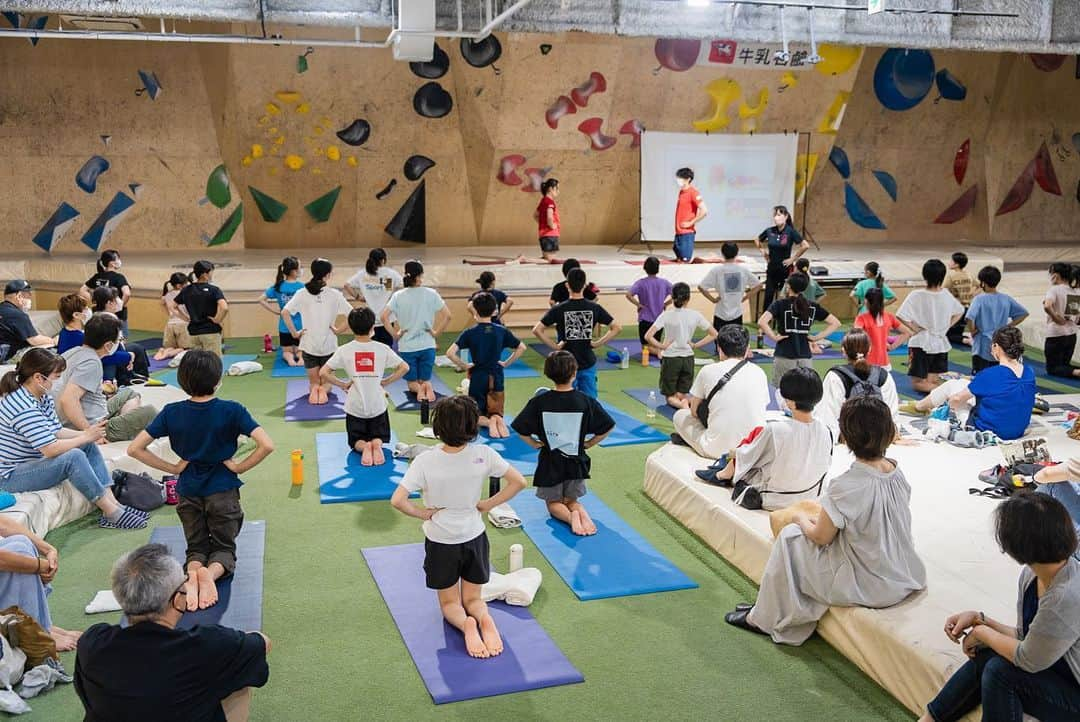 野口啓代さんのインスタグラム写真 - (野口啓代Instagram)「牛乳石鹸presents AKIYO'S Climbing & Conditioning Event  強くなるコアトレ スポーツクライミングのコンディショニング📕書籍販売を記念してイベントを開催させて頂きました！🎉🎉  まずは、このイベントに協賛して下さった牛乳石鹸さん、mandukaさん、施設を提供してくださったB-PUMP荻窪さん、講師の有吉与志恵先生、楢崎明智選手、カメラマンとして協力してくれた渡部桂太選手、ご参加頂いた皆さん、本当にありがとうございました😊🙏🏻  みなさんの真剣な表情、メモを取ったりビデオを撮影してる様子、沢山の驚きや笑顔を見ることができて幸せな時間でした🥹✨  イベント当日は、私と有吉与志恵トレーナーがやってきたことのほんの一部でしたが、やっと皆さんにお伝えするところまでやってきました📕  もっとこうしたい！お伝えしたい！よくなって欲しい！と欲が湧いてしまいました🤭またパワーアップして第二弾開催したいと思っているので楽しみにしていてください🔥  みなさんのクライミングLIFEがより良く、 楽しいものになりますように🫶🏻♥️  @cowsoapcp  @manduka_japan  @bpump_ogikubo  @yoshieariyoshi  @meichi_narasaki  @keita_watabe  #bbm #ベースボールマガジン社  #強くなるコアトレ  #スポーツクライミングのコンディショニング  ——————————————————————————— @au_official @raffinee_orientalbio @yushoku_inc @cowsoapcp @thenorthfacejp @lasportivajp @petzl_official  @newhale_japan @frictionlabs」6月23日 22時56分 - noguchi_akiyo