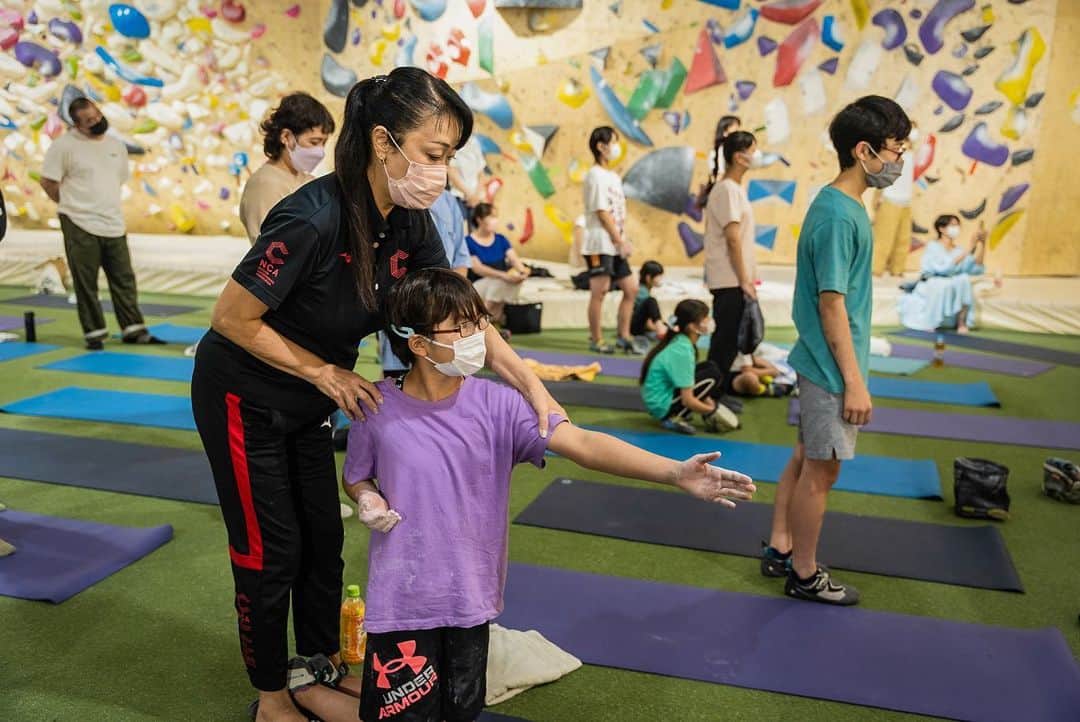 野口啓代さんのインスタグラム写真 - (野口啓代Instagram)「牛乳石鹸presents AKIYO'S Climbing & Conditioning Event  強くなるコアトレ スポーツクライミングのコンディショニング📕書籍販売を記念してイベントを開催させて頂きました！🎉🎉  まずは、このイベントに協賛して下さった牛乳石鹸さん、mandukaさん、施設を提供してくださったB-PUMP荻窪さん、講師の有吉与志恵先生、楢崎明智選手、カメラマンとして協力してくれた渡部桂太選手、ご参加頂いた皆さん、本当にありがとうございました😊🙏🏻  みなさんの真剣な表情、メモを取ったりビデオを撮影してる様子、沢山の驚きや笑顔を見ることができて幸せな時間でした🥹✨  イベント当日は、私と有吉与志恵トレーナーがやってきたことのほんの一部でしたが、やっと皆さんにお伝えするところまでやってきました📕  もっとこうしたい！お伝えしたい！よくなって欲しい！と欲が湧いてしまいました🤭またパワーアップして第二弾開催したいと思っているので楽しみにしていてください🔥  みなさんのクライミングLIFEがより良く、 楽しいものになりますように🫶🏻♥️  @cowsoapcp  @manduka_japan  @bpump_ogikubo  @yoshieariyoshi  @meichi_narasaki  @keita_watabe  #bbm #ベースボールマガジン社  #強くなるコアトレ  #スポーツクライミングのコンディショニング  ——————————————————————————— @au_official @raffinee_orientalbio @yushoku_inc @cowsoapcp @thenorthfacejp @lasportivajp @petzl_official  @newhale_japan @frictionlabs」6月23日 22時56分 - noguchi_akiyo