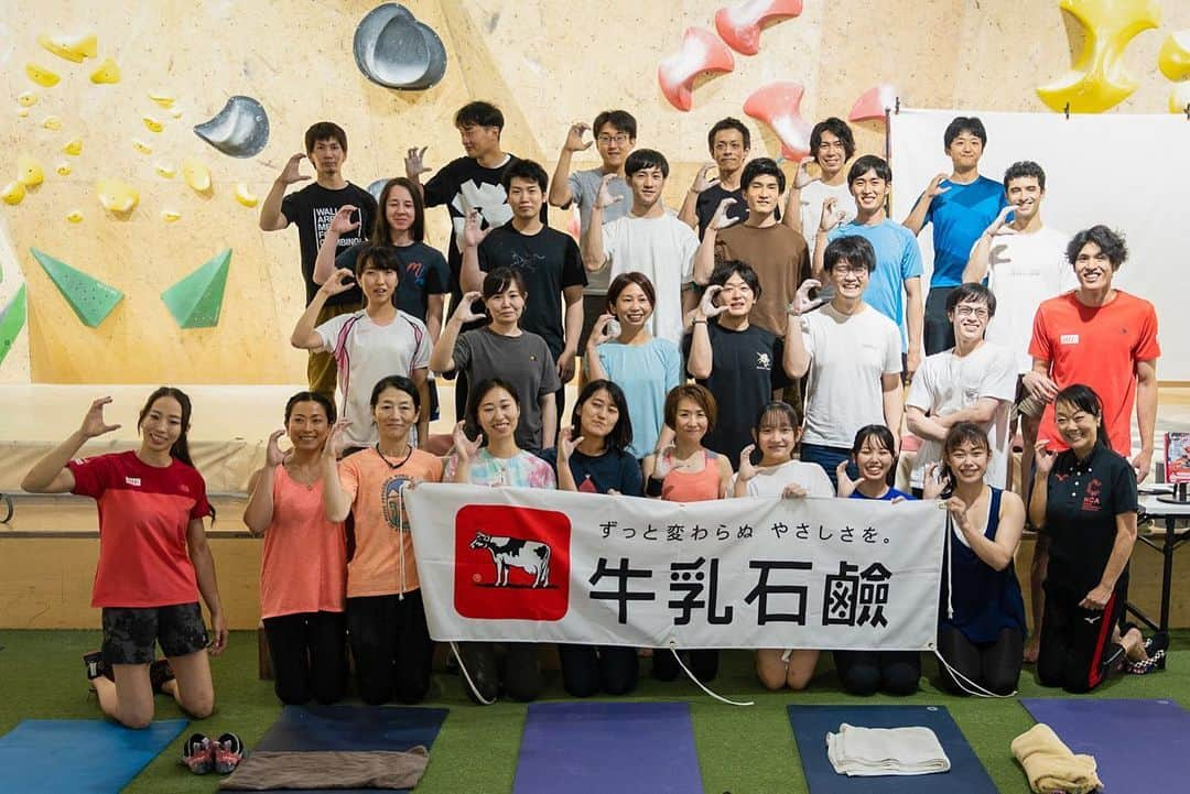 野口啓代さんのインスタグラム写真 - (野口啓代Instagram)「牛乳石鹸presents AKIYO'S Climbing & Conditioning Event  強くなるコアトレ スポーツクライミングのコンディショニング📕書籍販売を記念してイベントを開催させて頂きました！🎉🎉  まずは、このイベントに協賛して下さった牛乳石鹸さん、mandukaさん、施設を提供してくださったB-PUMP荻窪さん、講師の有吉与志恵先生、楢崎明智選手、カメラマンとして協力してくれた渡部桂太選手、ご参加頂いた皆さん、本当にありがとうございました😊🙏🏻  みなさんの真剣な表情、メモを取ったりビデオを撮影してる様子、沢山の驚きや笑顔を見ることができて幸せな時間でした🥹✨  イベント当日は、私と有吉与志恵トレーナーがやってきたことのほんの一部でしたが、やっと皆さんにお伝えするところまでやってきました📕  もっとこうしたい！お伝えしたい！よくなって欲しい！と欲が湧いてしまいました🤭またパワーアップして第二弾開催したいと思っているので楽しみにしていてください🔥  みなさんのクライミングLIFEがより良く、 楽しいものになりますように🫶🏻♥️  @cowsoapcp  @manduka_japan  @bpump_ogikubo  @yoshieariyoshi  @meichi_narasaki  @keita_watabe  #bbm #ベースボールマガジン社  #強くなるコアトレ  #スポーツクライミングのコンディショニング  ——————————————————————————— @au_official @raffinee_orientalbio @yushoku_inc @cowsoapcp @thenorthfacejp @lasportivajp @petzl_official  @newhale_japan @frictionlabs」6月23日 22時56分 - noguchi_akiyo