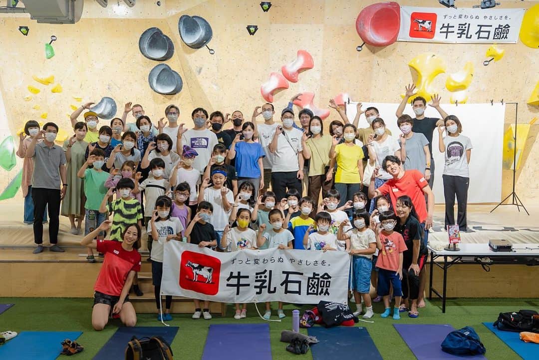 野口啓代さんのインスタグラム写真 - (野口啓代Instagram)「牛乳石鹸presents AKIYO'S Climbing & Conditioning Event  強くなるコアトレ スポーツクライミングのコンディショニング📕書籍販売を記念してイベントを開催させて頂きました！🎉🎉  まずは、このイベントに協賛して下さった牛乳石鹸さん、mandukaさん、施設を提供してくださったB-PUMP荻窪さん、講師の有吉与志恵先生、楢崎明智選手、カメラマンとして協力してくれた渡部桂太選手、ご参加頂いた皆さん、本当にありがとうございました😊🙏🏻  みなさんの真剣な表情、メモを取ったりビデオを撮影してる様子、沢山の驚きや笑顔を見ることができて幸せな時間でした🥹✨  イベント当日は、私と有吉与志恵トレーナーがやってきたことのほんの一部でしたが、やっと皆さんにお伝えするところまでやってきました📕  もっとこうしたい！お伝えしたい！よくなって欲しい！と欲が湧いてしまいました🤭またパワーアップして第二弾開催したいと思っているので楽しみにしていてください🔥  みなさんのクライミングLIFEがより良く、 楽しいものになりますように🫶🏻♥️  @cowsoapcp  @manduka_japan  @bpump_ogikubo  @yoshieariyoshi  @meichi_narasaki  @keita_watabe  #bbm #ベースボールマガジン社  #強くなるコアトレ  #スポーツクライミングのコンディショニング  ——————————————————————————— @au_official @raffinee_orientalbio @yushoku_inc @cowsoapcp @thenorthfacejp @lasportivajp @petzl_official  @newhale_japan @frictionlabs」6月23日 22時56分 - noguchi_akiyo