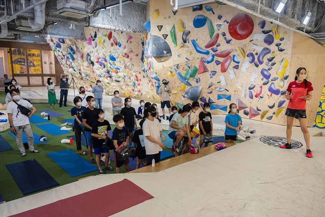 野口啓代さんのインスタグラム写真 - (野口啓代Instagram)「牛乳石鹸presents AKIYO'S Climbing & Conditioning Event  強くなるコアトレ スポーツクライミングのコンディショニング📕書籍販売を記念してイベントを開催させて頂きました！🎉🎉  まずは、このイベントに協賛して下さった牛乳石鹸さん、mandukaさん、施設を提供してくださったB-PUMP荻窪さん、講師の有吉与志恵先生、楢崎明智選手、カメラマンとして協力してくれた渡部桂太選手、ご参加頂いた皆さん、本当にありがとうございました😊🙏🏻  みなさんの真剣な表情、メモを取ったりビデオを撮影してる様子、沢山の驚きや笑顔を見ることができて幸せな時間でした🥹✨  イベント当日は、私と有吉与志恵トレーナーがやってきたことのほんの一部でしたが、やっと皆さんにお伝えするところまでやってきました📕  もっとこうしたい！お伝えしたい！よくなって欲しい！と欲が湧いてしまいました🤭またパワーアップして第二弾開催したいと思っているので楽しみにしていてください🔥  みなさんのクライミングLIFEがより良く、 楽しいものになりますように🫶🏻♥️  @cowsoapcp  @manduka_japan  @bpump_ogikubo  @yoshieariyoshi  @meichi_narasaki  @keita_watabe  #bbm #ベースボールマガジン社  #強くなるコアトレ  #スポーツクライミングのコンディショニング  ——————————————————————————— @au_official @raffinee_orientalbio @yushoku_inc @cowsoapcp @thenorthfacejp @lasportivajp @petzl_official  @newhale_japan @frictionlabs」6月23日 22時56分 - noguchi_akiyo