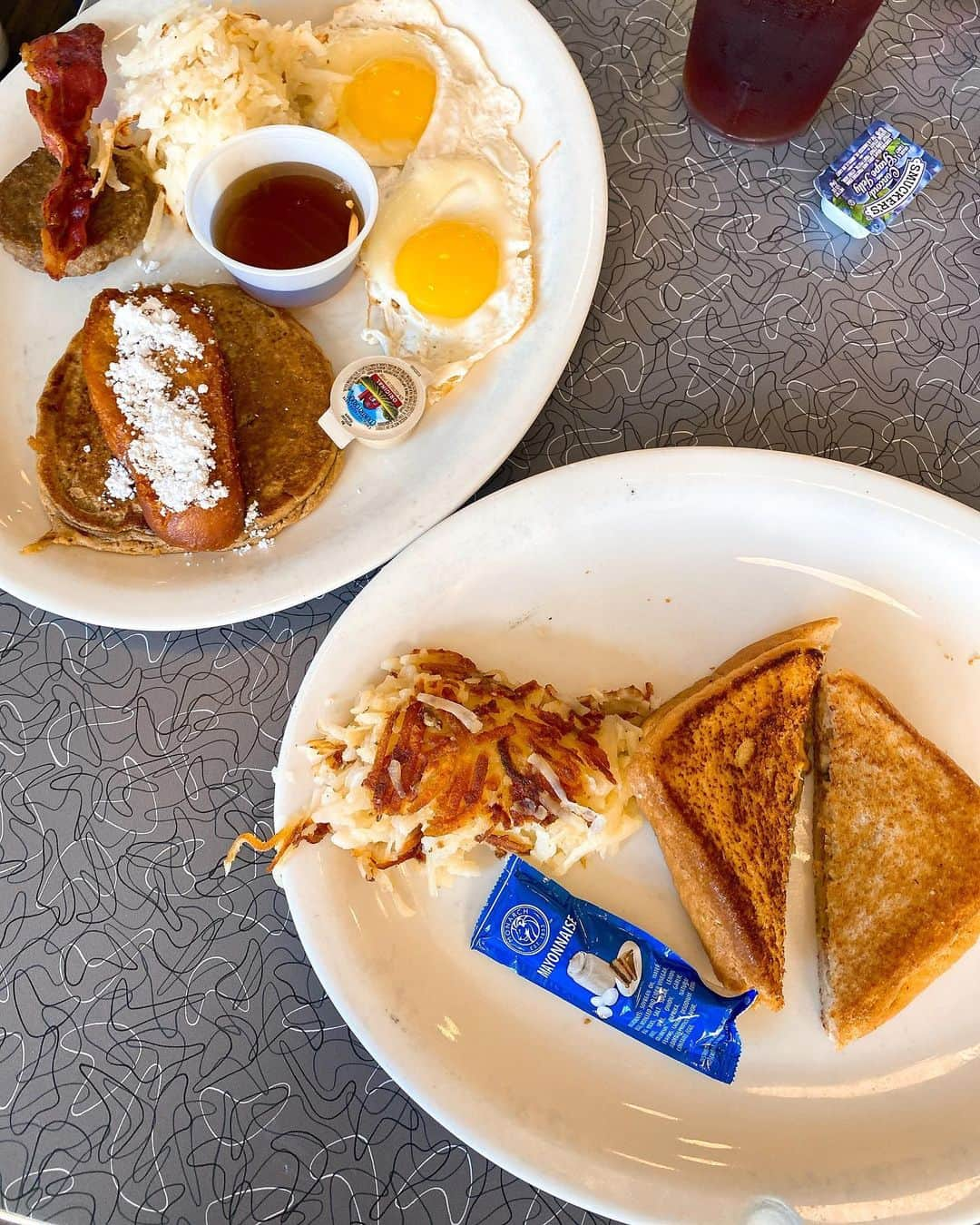 近藤あやさんのインスタグラム写真 - (近藤あやInstagram)「アメリカのメンフィスに 来ています🇺🇸🕺✨  この街は、80年代のアメリカを感じられる街並みで、音楽がお盛んです！！🎶🕺  代表的な人物が、 エルヴィス・プレスリー！！✨  このカフェは、彼が通っていたカフェとして 有名で、特等席もあったよ☕️🎸✨ 大好物だったと言う、ピーナッツバターサンド🥜  ジャムとバターと、甘いとしょっぱいが 同時に来るサンドでした😂  アメリカの旅、たくさん 更新していきます🙋🏼‍♀️🇺🇸✨  そしてそして！！！  アメリカのストーリーを見て、 『はにゃ？😳👙』と私の変化に 気づいた人もいたと思います👀  そうです、ずっと抱えてた コンプレックスがイヤで、 なりたい自分になりました！！👙😊💖  お洋服選びが楽しい・・・✨🥹 世界中、いろんな景色に旅するのが もっと楽しみ！！！！🥰  ただ、これに関しては完全に 自己満なのでこれ以上何か 発信するつもりはありません😌  だけど、新しい私も堂々と 載せていきたいので、伝えました🌼😊  アメリカからは、以上です🙋🏼‍♀️🇺🇸❤️😆  #アメリカ #メンフィス #america # Memphis  #arcaderestaurant  #memphistravel #アメリカ旅行  #elvispresley」6月23日 23時21分 - doraemontoaya