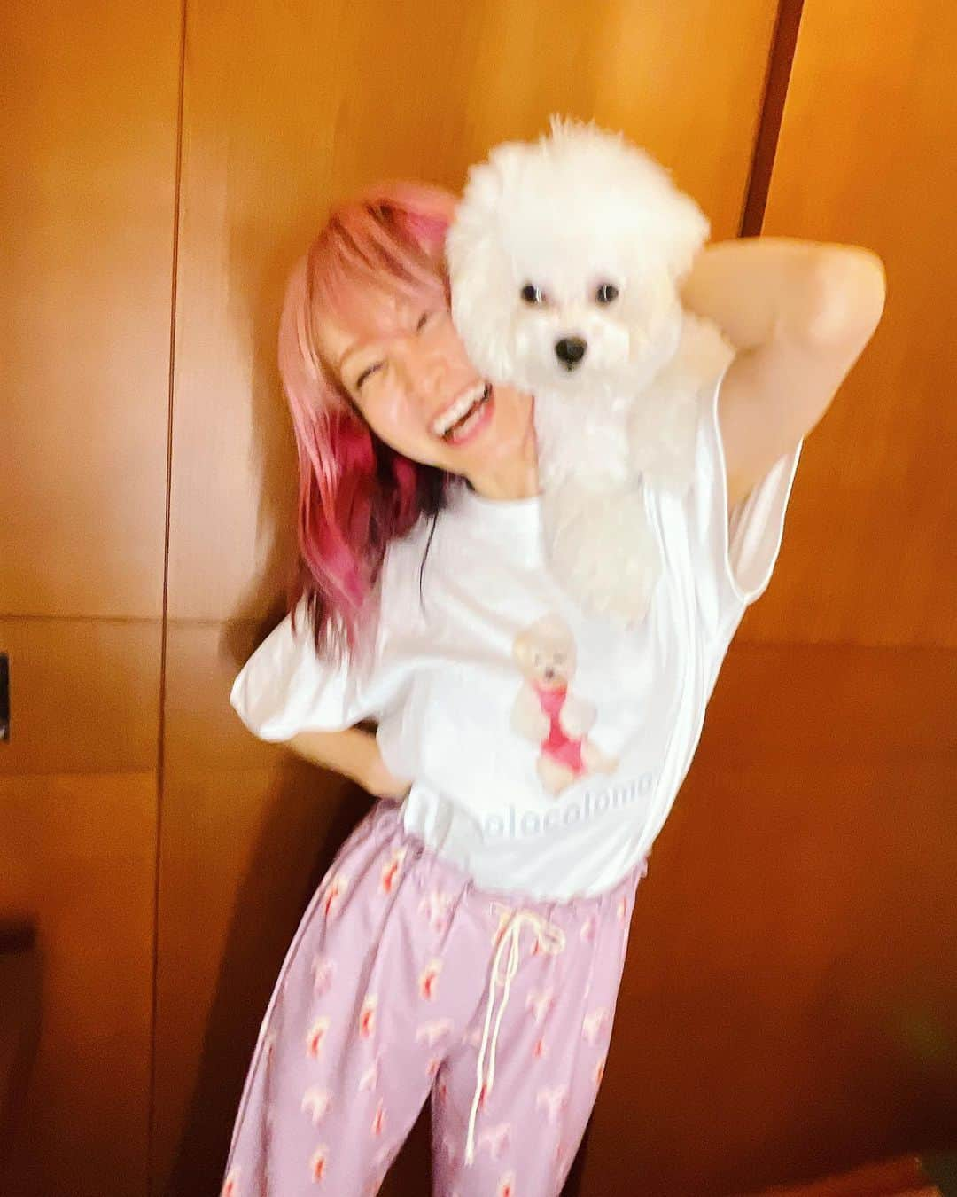 LiSAさんのインスタグラム写真 - (LiSAInstagram)「みんな、起きててくれたの＞＜ たくさんお祝いメッセージありがとう☻  THANXX! MY BiRTHDAY🎂 2022.06.24  35歳になりました😳おとな😳 今日もいい日だっ。  #お誕生日プレゼントに妹がくれたcolomoセットアップ #ピンクレスリングスーツマンなレアなころも🤼‍♀️」6月24日 1時04分 - xlisa_olivex