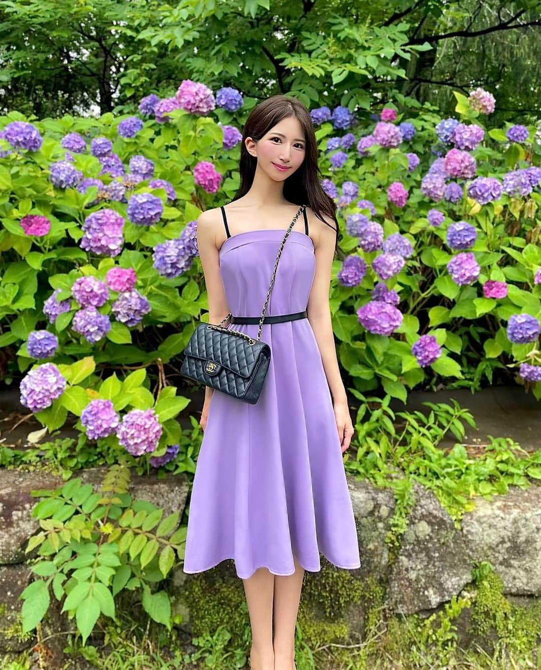 Manaさんのインスタグラム写真 - (ManaInstagram)「あじさい祭り💠💜 紫コーデで背景に合わせてみました♪ ⁡ 5万株咲き誇る 形原温泉あじさいの里へ🐾 ⁡ 色とりどりのあじさいがカラフルに 美しく咲いていて癒されました😊💕 ⁡ ⁡ お⁡話は変わりますが すこし前にHAABビューティークリニック名古屋院で 初めての肩ボトックスをしていただいて デコルテ・肩周りがすっきりしてきました☺️🐾 ⁡ 普段、デスクワークが多いため 長年重度の肩こりに悩まされていたのですが ⁡ 肩ボトックスを打っていただいてからは 懲りが楽になって首も長く見えるようになり 脂肪のつき方まで変わってきて嬉しい♡ ⁡ ⁡ 定期的に打つことで さらに良くなるみたいなのでまたレポします♪ ⁡ 同じような悩みで気になる方は 是非、 @haab_nagoya  行ってみてください☺️💗 ⁡ ⁡ 関東の方はこちらへ↓💁🏻‍♀️ ⁡ @haab_official (南青山) @haab_dream (原宿) @haab_yokohama (横浜) ⁡ ⁡ ⁡ ⁡ 今日も1日頑張りましょう(∗ ˊᴗˋ ∗) ⁡ ⁡ ⁡ ⁡ ⁡ #あじさいの里 #形原温泉 #形原温泉あじさいの里 #あじさい祭り #紫陽花祭り #紫陽花の季節 #紫陽花の花 #雨の日コーデ #梅雨の花 #アジサイ #お花畑 #花畑 #キャミワンピ #キャミワンピース #ゆるコーデ #休日コーデ #ガーリーコーデ #紫コーデ #パープルコーデ #大人女子 #haab #pr #クリニック #肩こり #肩ボトックス #久屋大通 #南青山 #東京 #大阪 #名古屋」6月24日 7時34分 - mana.tcy