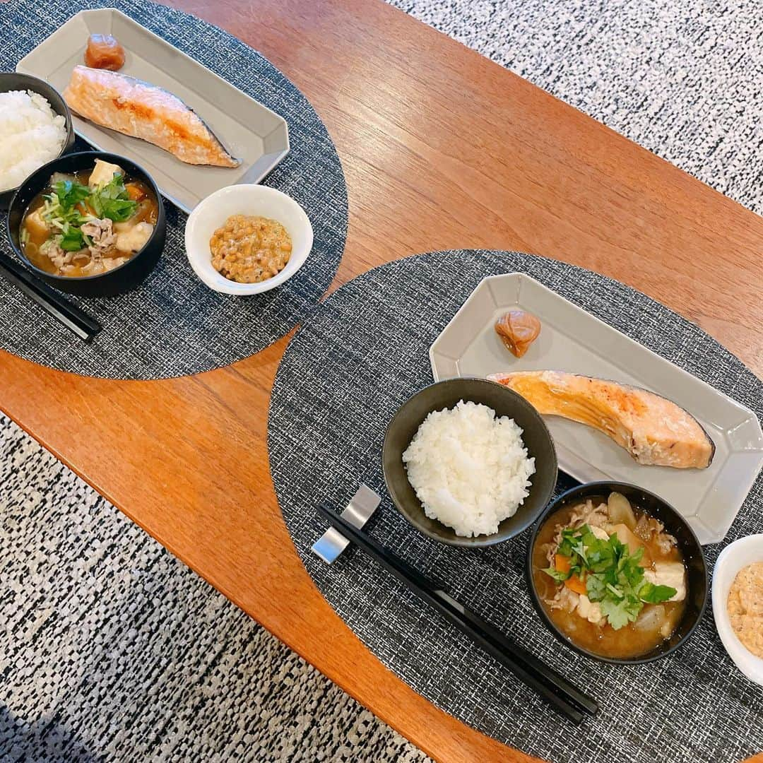 葉月里緒奈さんのインスタグラム写真 - (葉月里緒奈Instagram)「豚汁定食。 #おうちごはん #夕ご飯#豚汁定食#豚汁#仕上げに胡麻油をチョロリ#三つ葉もたっぷりと #鮭の塩麹焼き #納豆#胃に優しいごはん #rionahazuki」6月24日 8時46分 - riona_hazuki