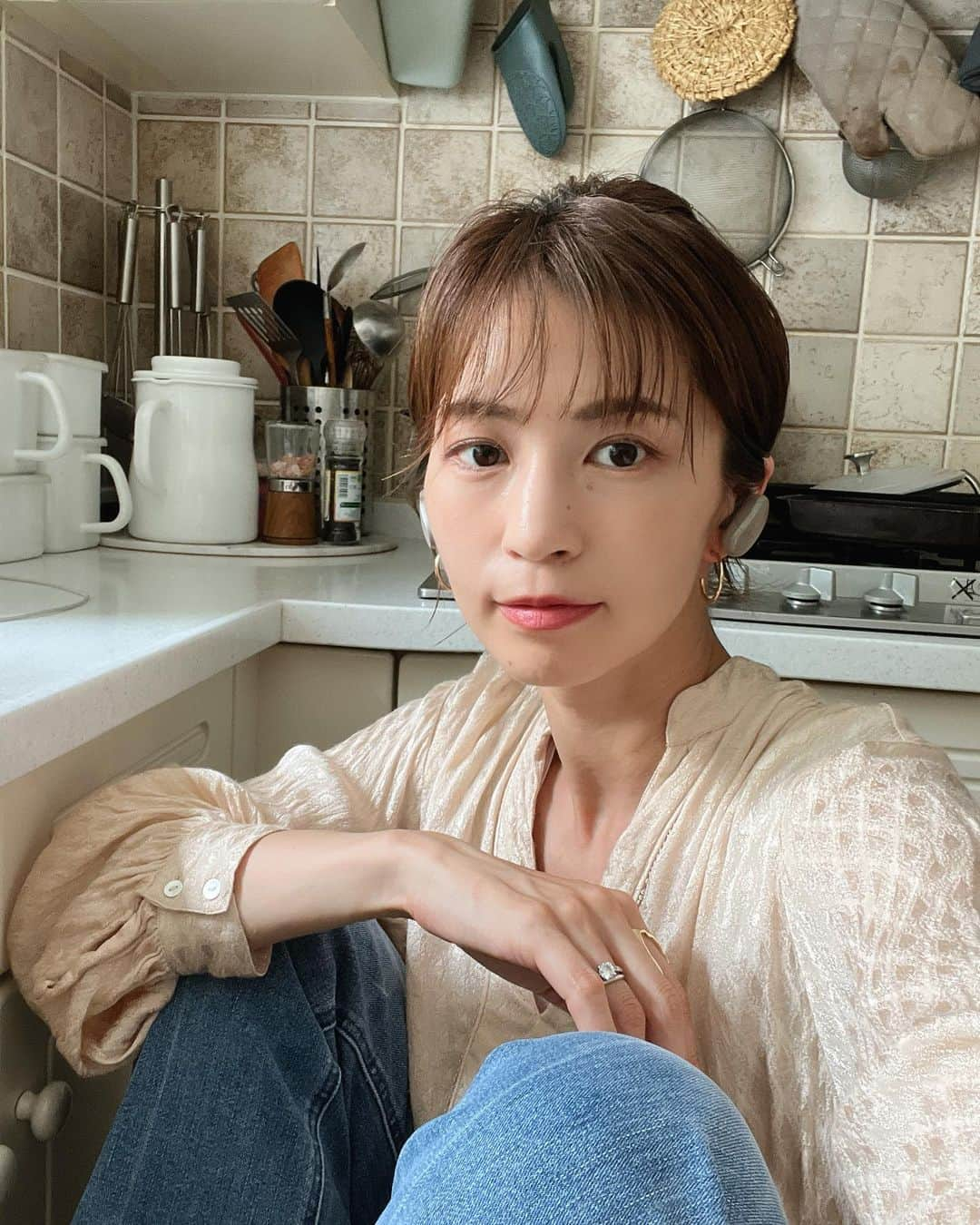 安田美沙子さんのインスタグラム写真 - (安田美沙子Instagram)「podcast 【I.M.A】反抗期-安田美沙子- 公開されております  なんでも嫌！ママ嫌い！っていう。。。 難しい反抗期。 でも自分もあったなぁ。。。 親はよく耐えてくれたなと思う日々✨  そんな出来事を話しております。 ぜひお聴きください❤️  キッチンでこんな感じでpodcastを録ったり、ネットフリックスを見たりしています🤍  トッケビを見終わり、ロス🥺  podcastURLはコチラ↓ artistspoken.page.link/z79n  #artistspoken  @artistspoken  @artistspoken_i.m.a  #あいま　#podcast #radio #mama #反抗期　#netflix  #トッケビ」6月24日 8時55分 - yasuda_misako