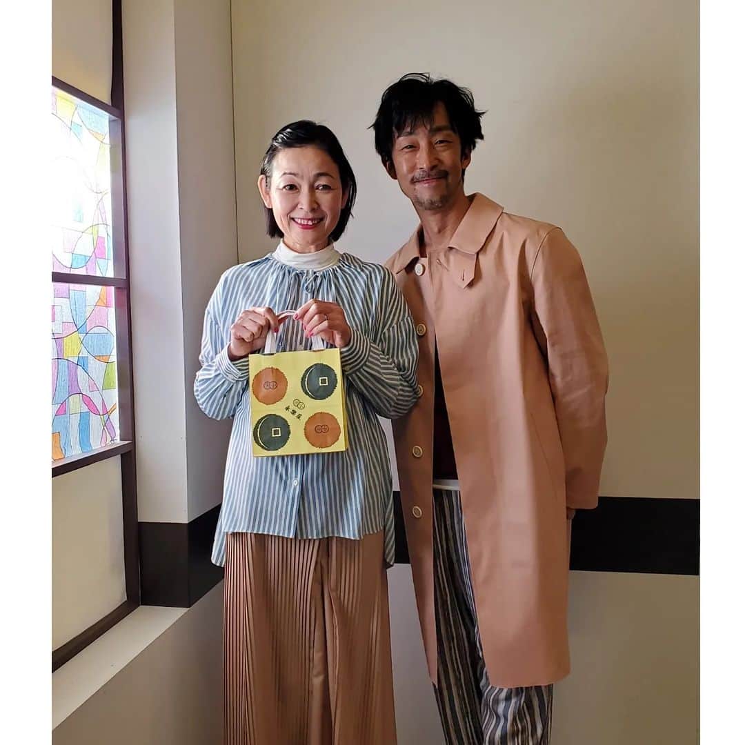 財前直見さんのインスタグラム写真 - (財前直見Instagram)「🍙 ついに、今夜の「先生のおとりよせ」は最終回❗  中田先生と🤗 🍙 #テレビ東京 #先生のおとりよせ #向井理 さん #北村有起哉 さん #橋本マナミ さん #神尾楓珠 さん #財前直見 #🍙」6月24日 11時11分 - naomi_zaizen_official