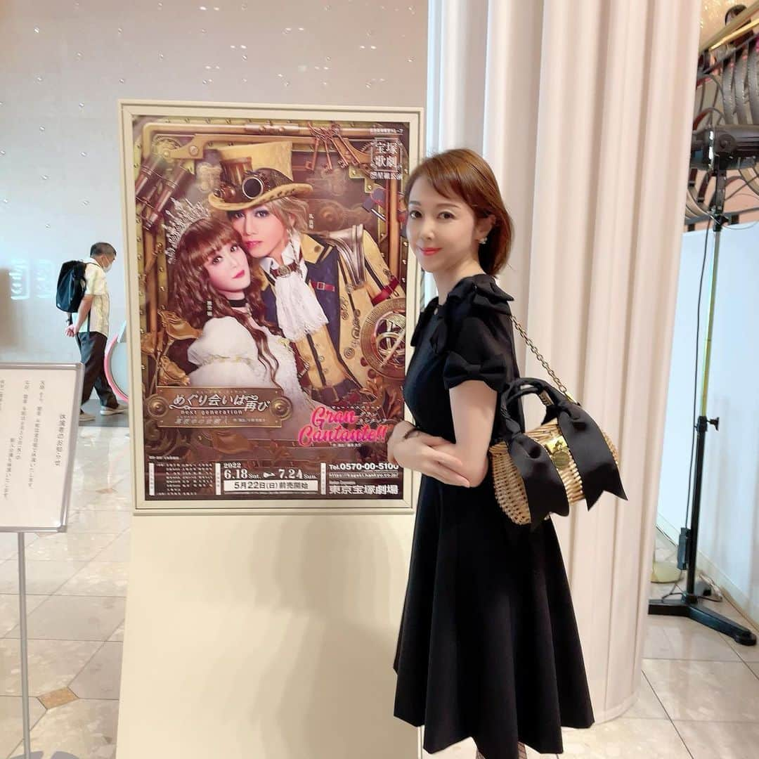 麻生あくらさんのインスタグラム写真 - (麻生あくらInstagram)「宝塚星組公演を観劇💕 溢れるエナジー‼️  お芝居は有村先生のお衣装で👗👗👗舞空瞳さん演じるアンジェリークのお花のドレスが胸が張り裂けそうに可愛かったw😆😭色彩、細部へのこだわり⚡️  自身のオークラのブティックのオープンから今日まで駆け抜けておりまして🏃‍♀️🏃改めて宝塚はご褒美の時間ですなぁ、。 と共に、 背中に芯を入れてもらった気分です‼️背筋が伸びます💎💎💎  安定の 小林一三先生にご挨拶⭐️ ツーショット❣️ 先生、今を全ういたしますね💪🏻  将来の志は高く持ちなさい 日々の足元のことをしっかりとやり遂げることが、その志に到達する最も近道なのだ  清く　正しく　美しく  　　　　　-小林一三  今日も元気オープンしました🎀  #宝塚歌劇団 #歌劇　#タカラジェンヌ #元タカラジェンヌ　#小林一三 #曽田あくら　#アクラローブ #akurarobe  #アクラローブブティック　#ホテルオークラ東京」6月24日 12時10分 - akura_akura