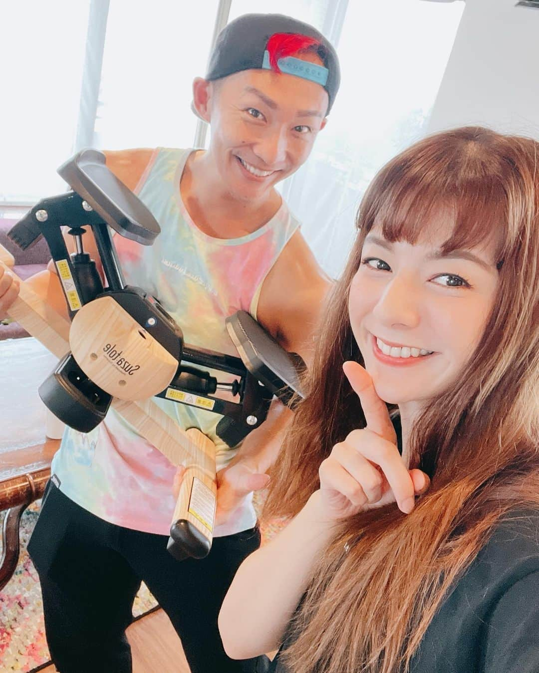 スザンヌさんのインスタグラム写真 - (スザンヌInstagram)「本日20時から @sgaaaash_23 との #スザトレステッパー @tokyuoasis_shop インスタライブ💃の打ち合わせも兼ねて朝から#宅トレ 💪  #スガトレ からの#ストレッチ で 夜まで持ちそうにないくらいの睡魔が襲ってきたよ😂いやしっかり寝てた😪♡  @cronos_women のウエア♡ パンツはシースルーになってて涼しくのびのび動きやすい💙  ライブではウエア何着ようかな♡ お時間ありましたら、是非覗きに来てね♡」6月24日 12時16分 - suzanneeee1028